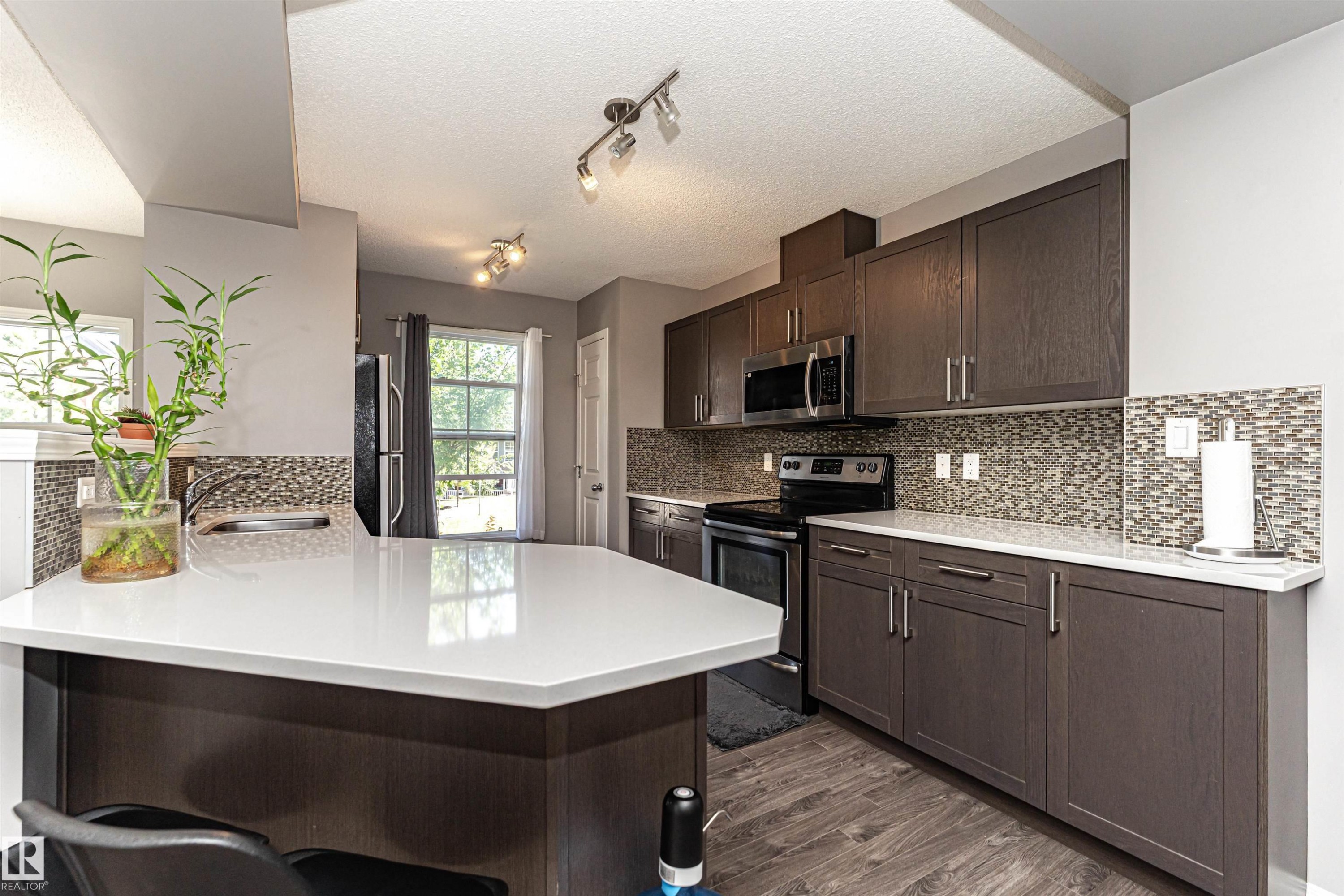 #22 4029 Orchards Dr Sw, Edmonton, AB - Indoor Photo Showing Kitchen With Upgraded Kitchen