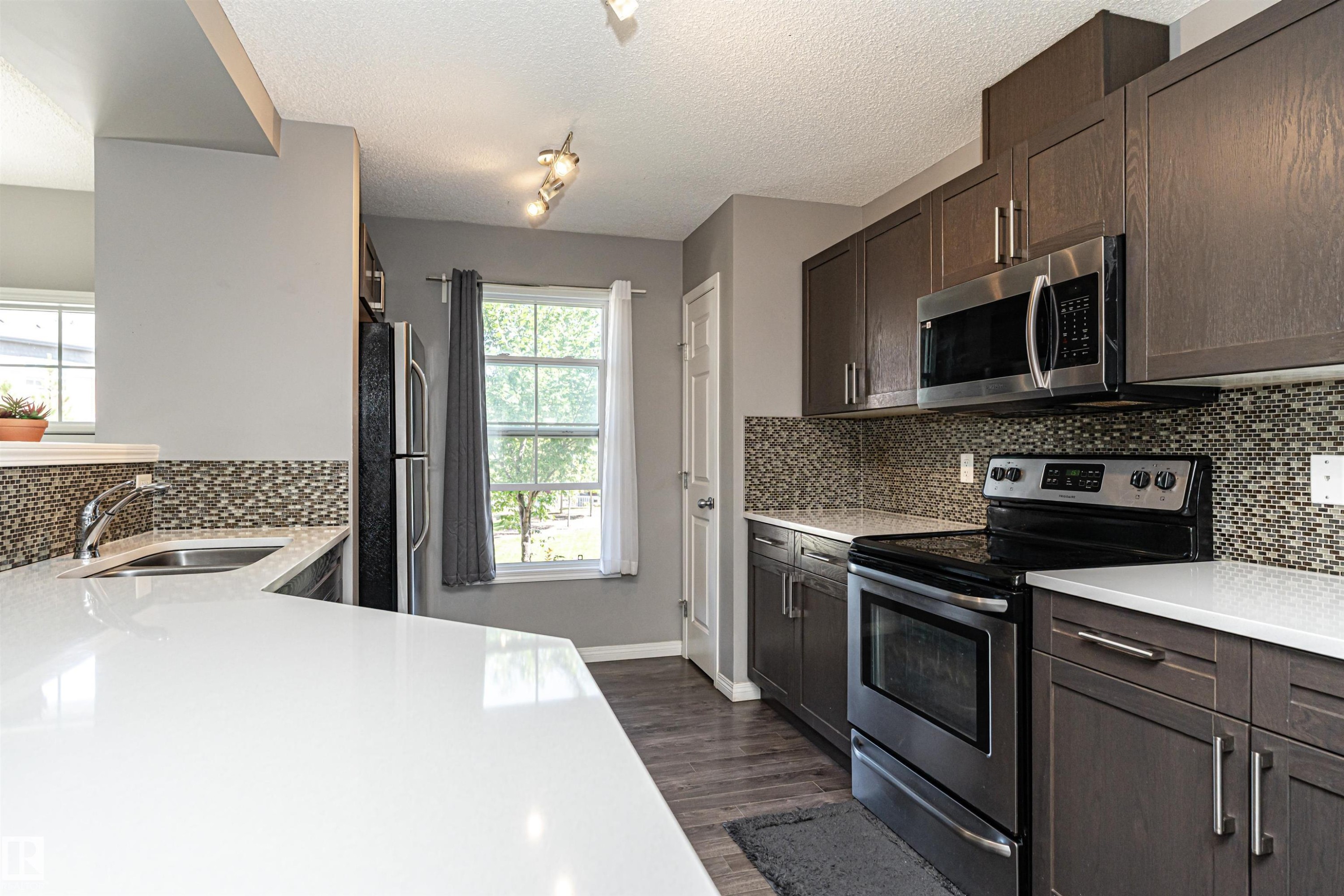 #22 4029 Orchards Dr Sw, Edmonton, AB - Indoor Photo Showing Kitchen With Upgraded Kitchen