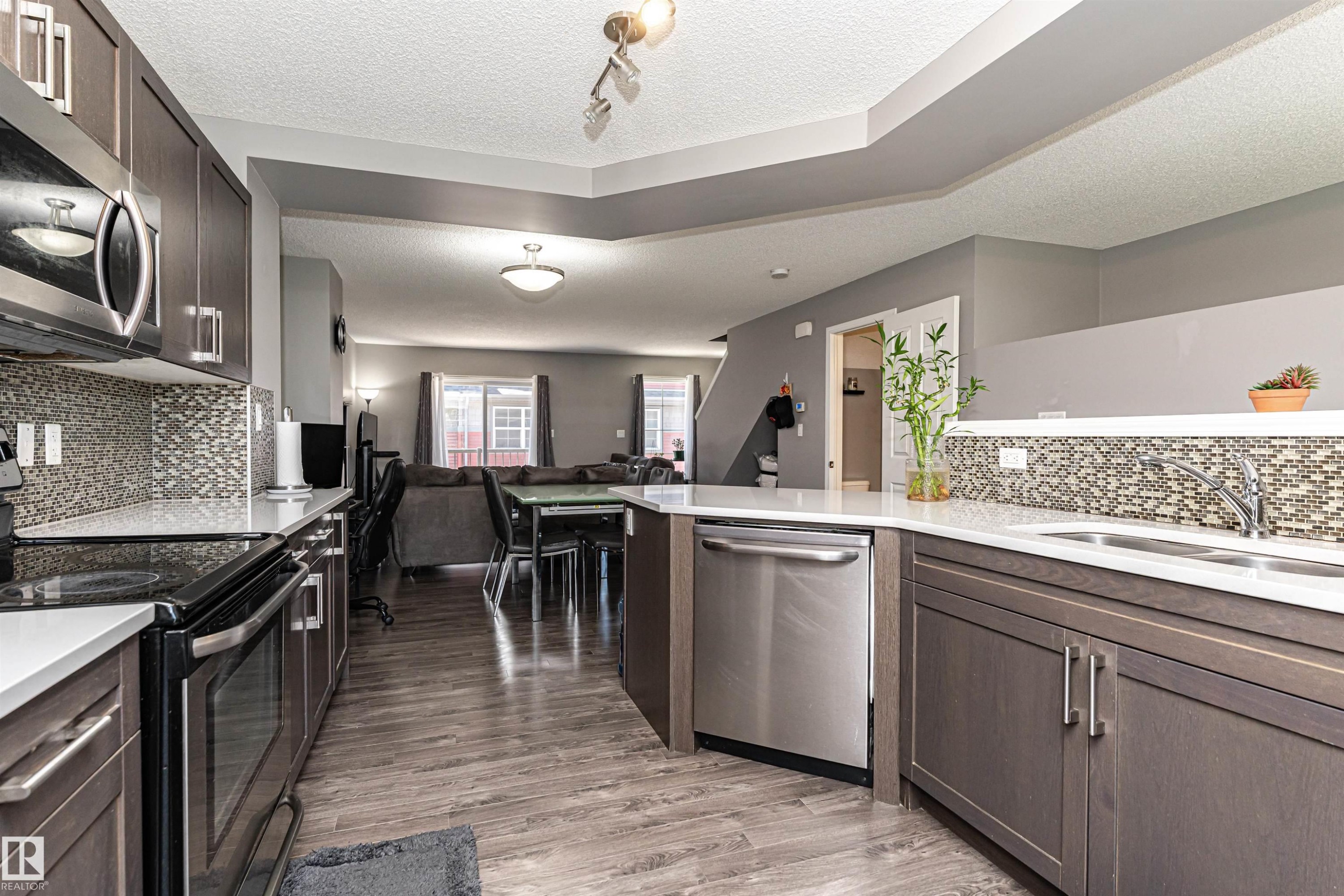 #22 4029 Orchards Dr Sw, Edmonton, AB - Indoor Photo Showing Kitchen With Double Sink With Upgraded Kitchen