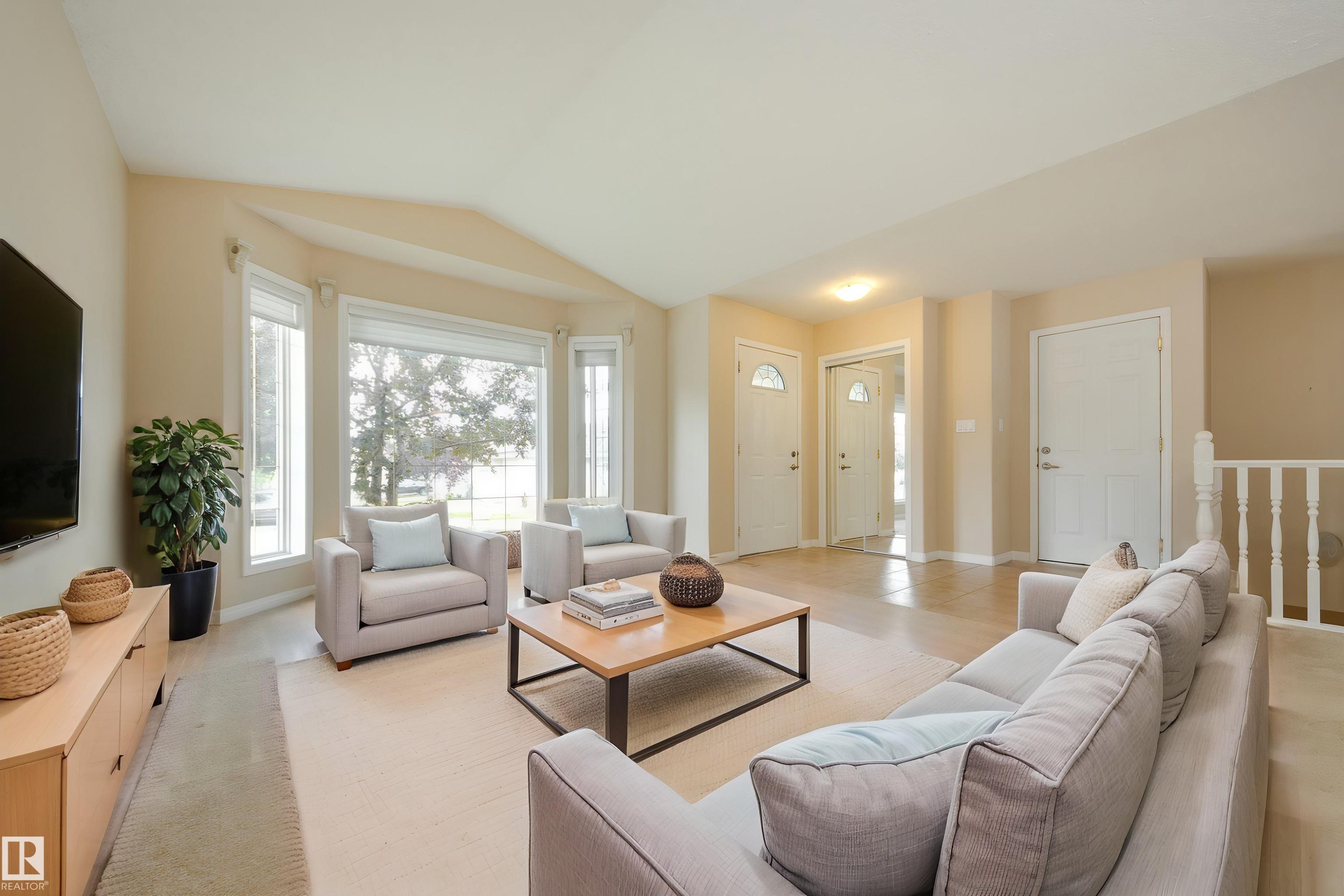 #2 1850 Mill Woods Rd E Nw, Edmonton, AB - Indoor Photo Showing Living Room