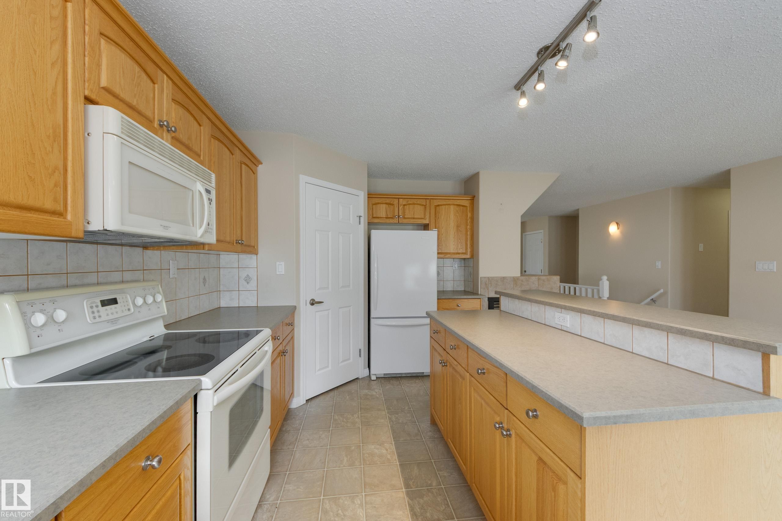 #2 1850 Mill Woods Rd E Nw, Edmonton, AB - Indoor Photo Showing Kitchen
