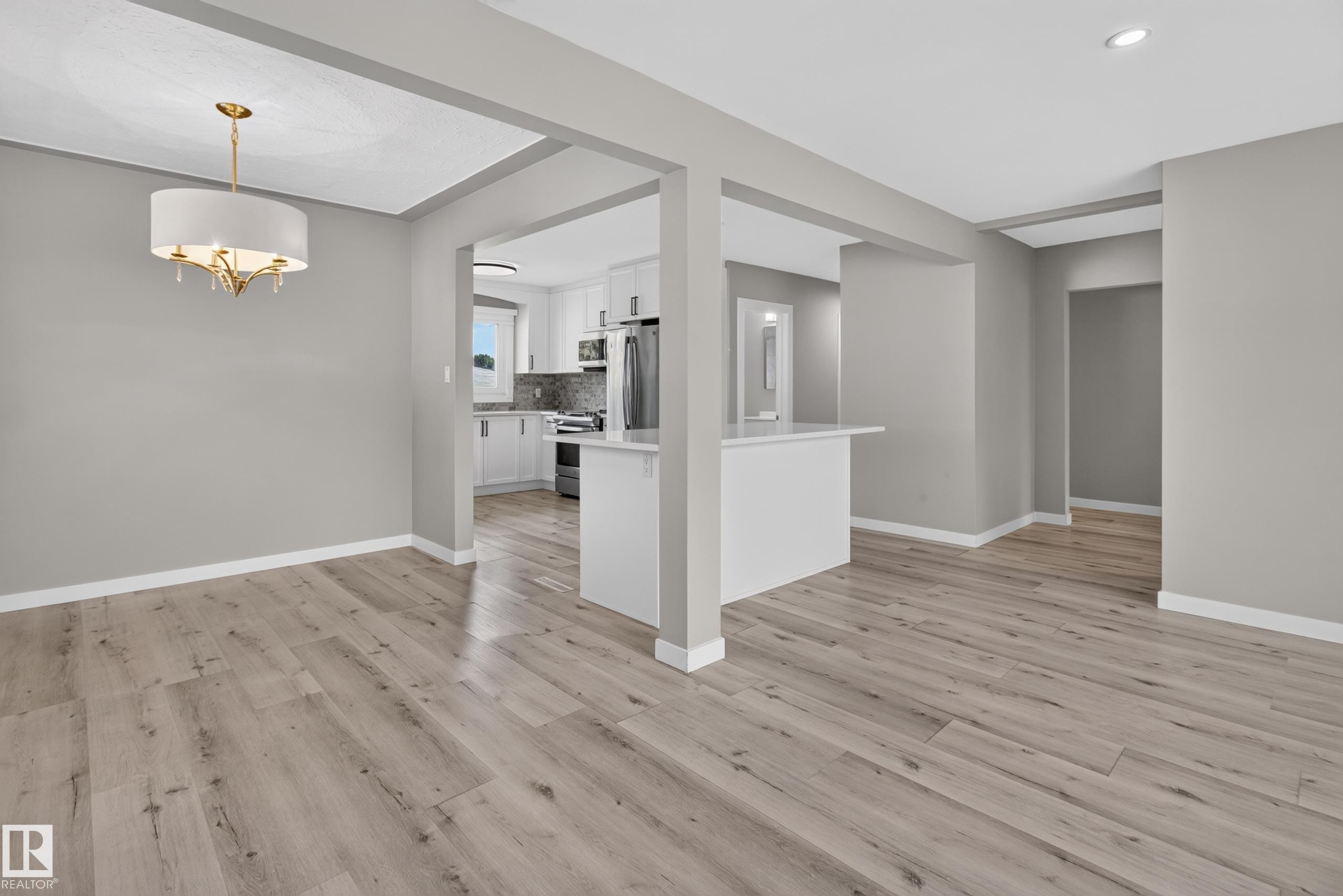 7108 90 Avenue Nw, Edmonton, AB - Indoor