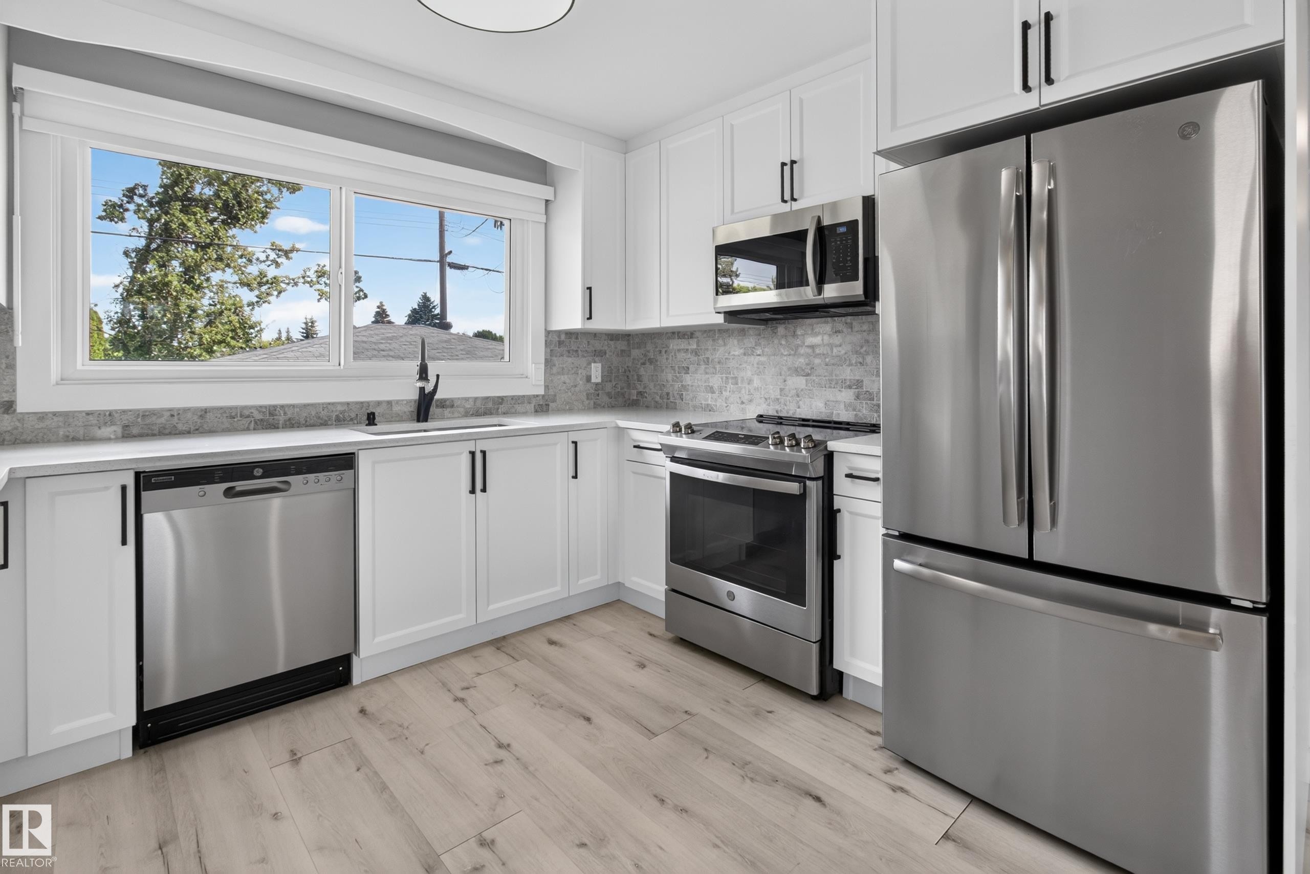 7108 90 Avenue Nw, Edmonton, AB - Indoor Photo Showing Kitchen With Stainless Steel Kitchen With Upgraded Kitchen