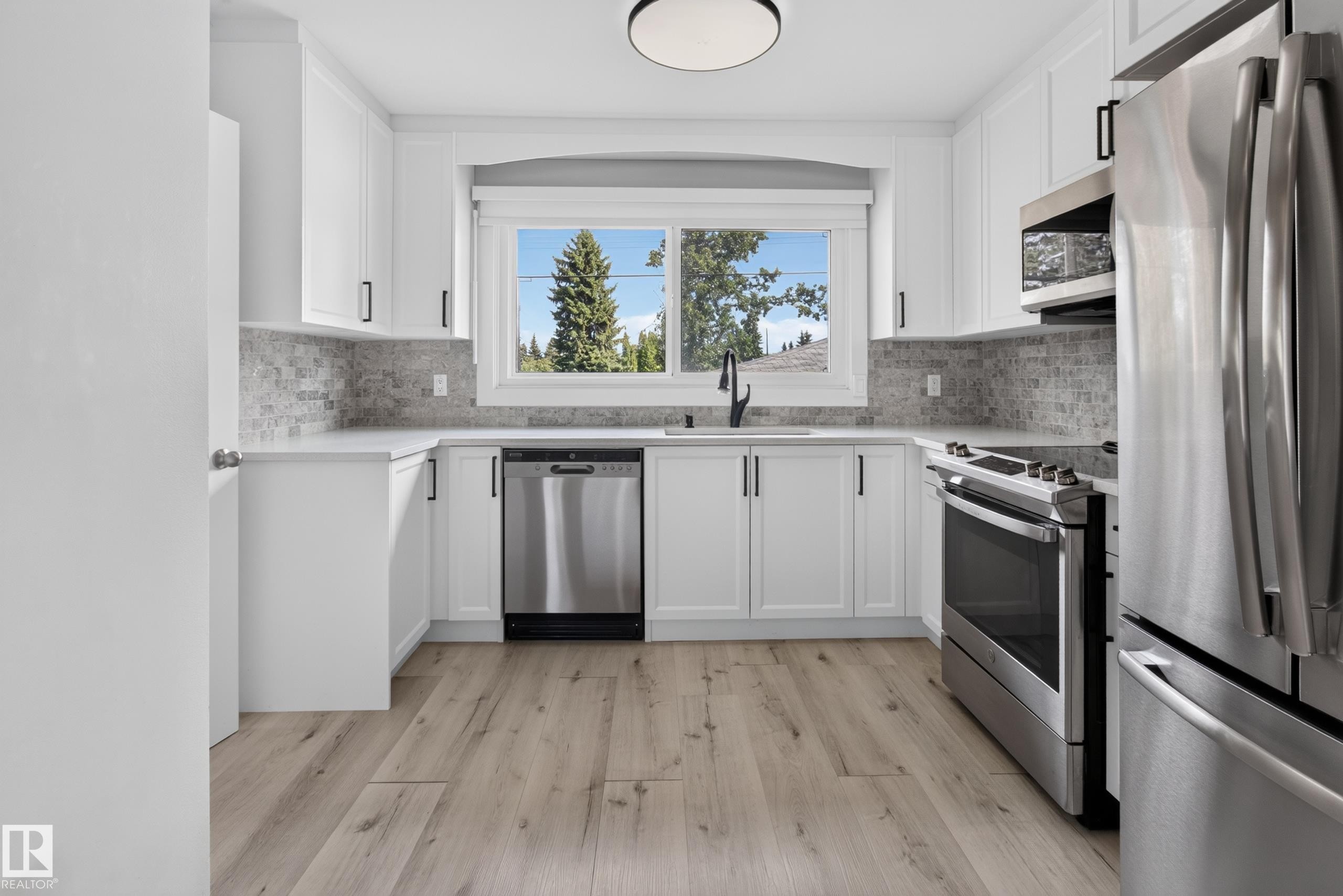 7108 90 Avenue Nw, Edmonton, AB - Indoor Photo Showing Kitchen With Stainless Steel Kitchen With Upgraded Kitchen