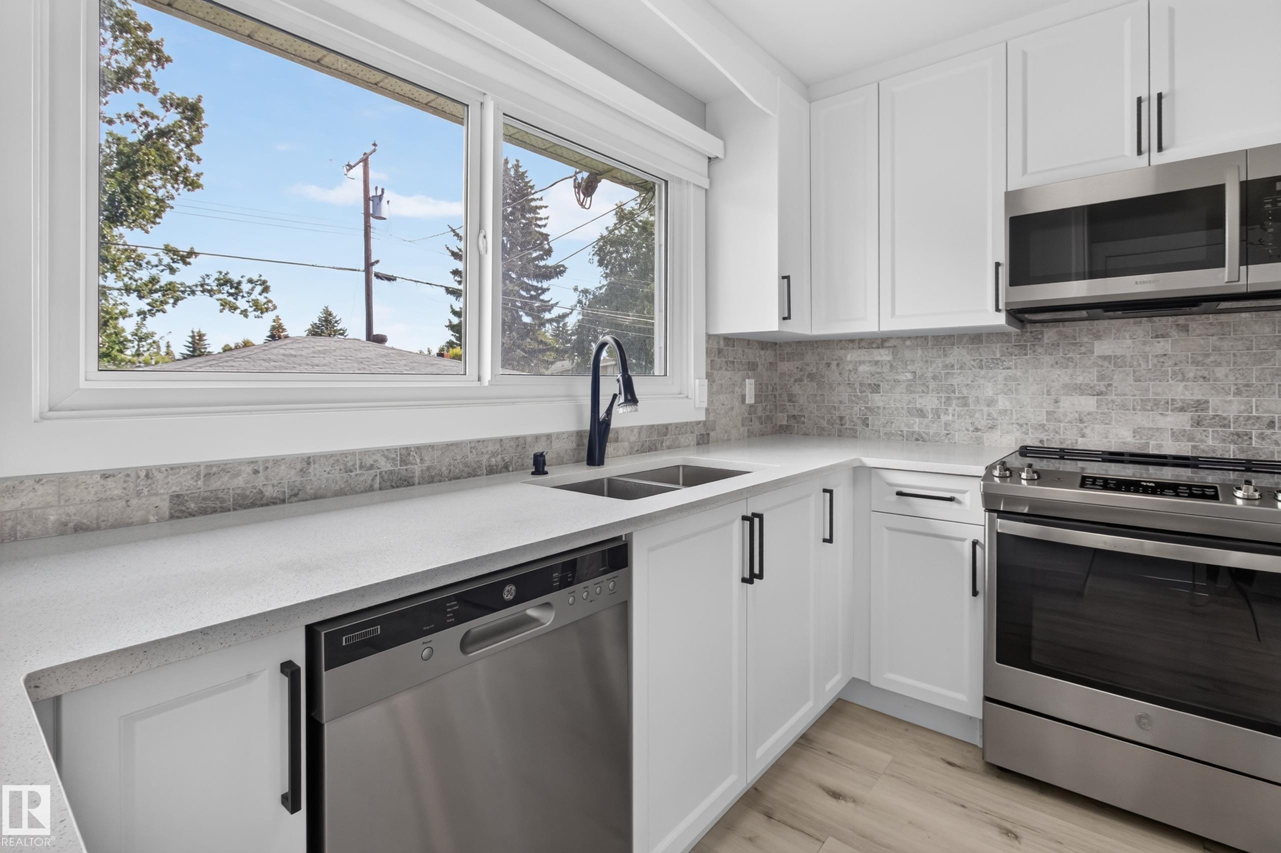 7108 90 Avenue Nw, Edmonton, AB - Indoor Photo Showing Kitchen With Double Sink
