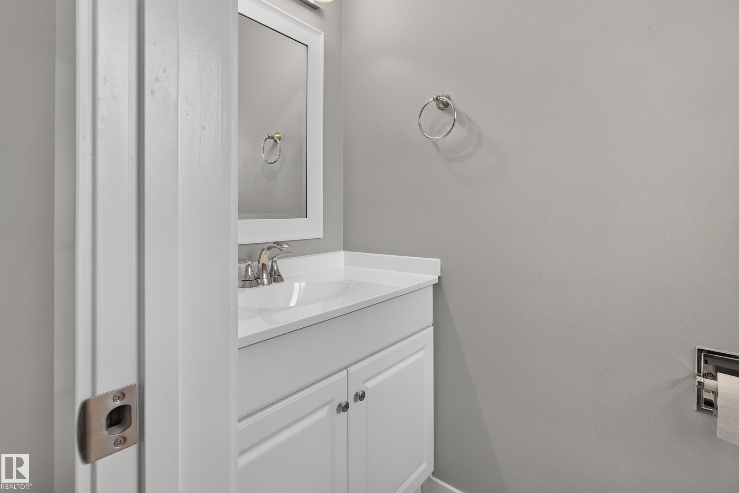 7108 90 Avenue Nw, Edmonton, AB - Indoor Photo Showing Bathroom