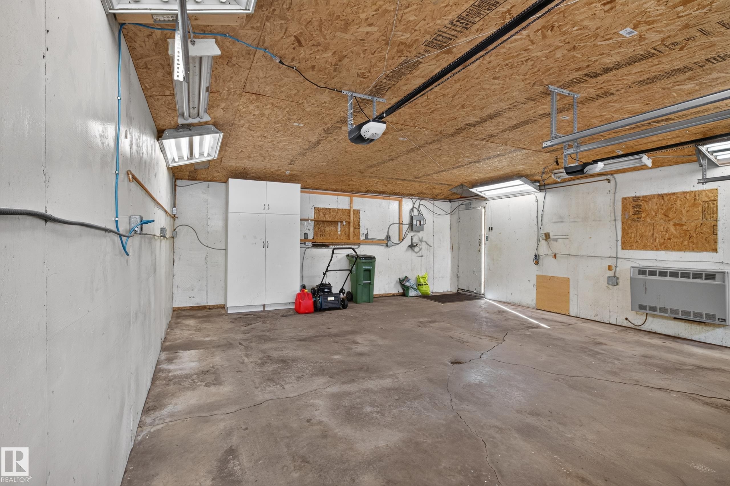 7108 90 Avenue Nw, Edmonton, AB - Indoor Photo Showing Garage