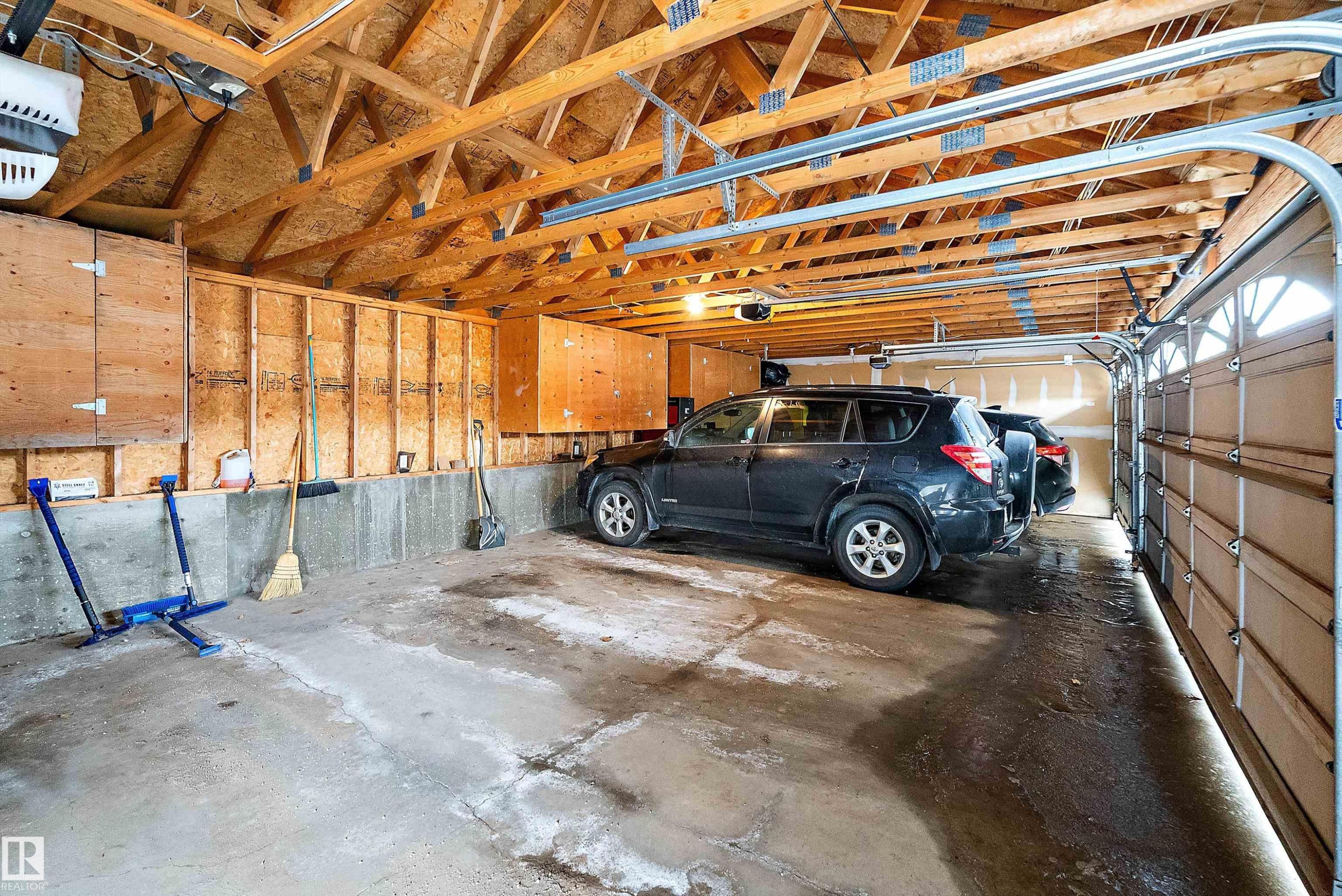 #124 15499 Castle Downs Rd Nw, Edmonton, AB - Indoor Photo Showing Garage