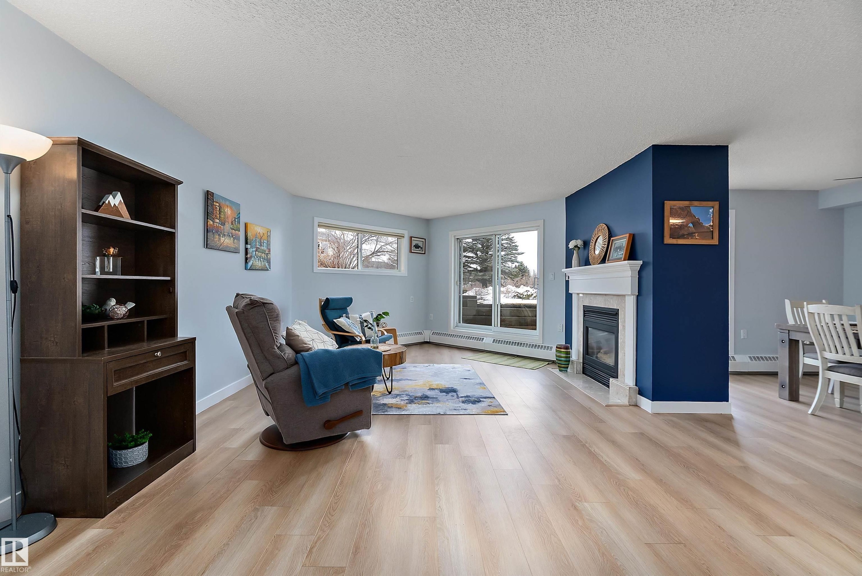 #124 15499 Castle Downs Rd Nw, Edmonton, AB - Indoor Photo Showing Living Room With Fireplace