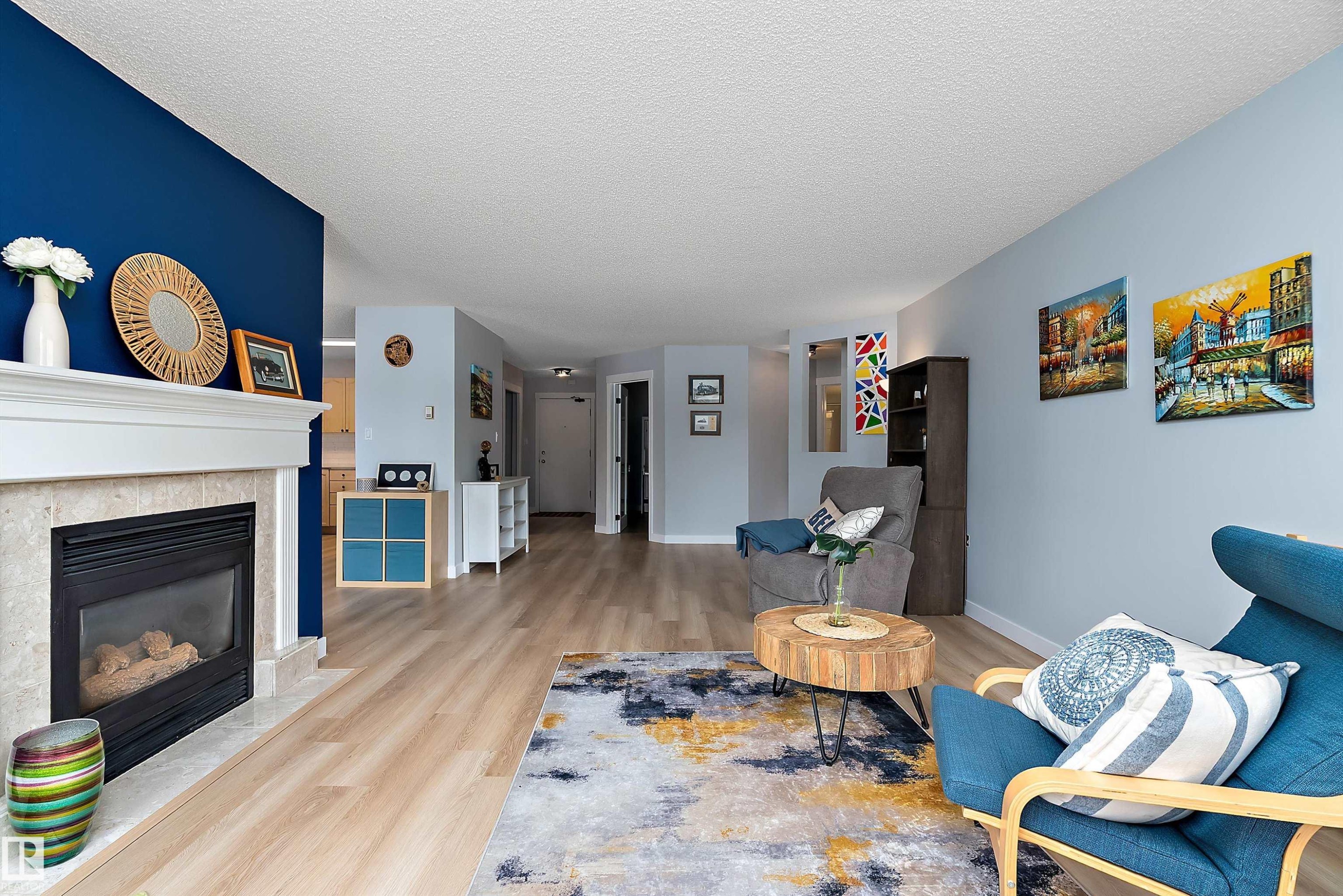 #124 15499 Castle Downs Rd Nw, Edmonton, AB - Indoor Photo Showing Living Room With Fireplace