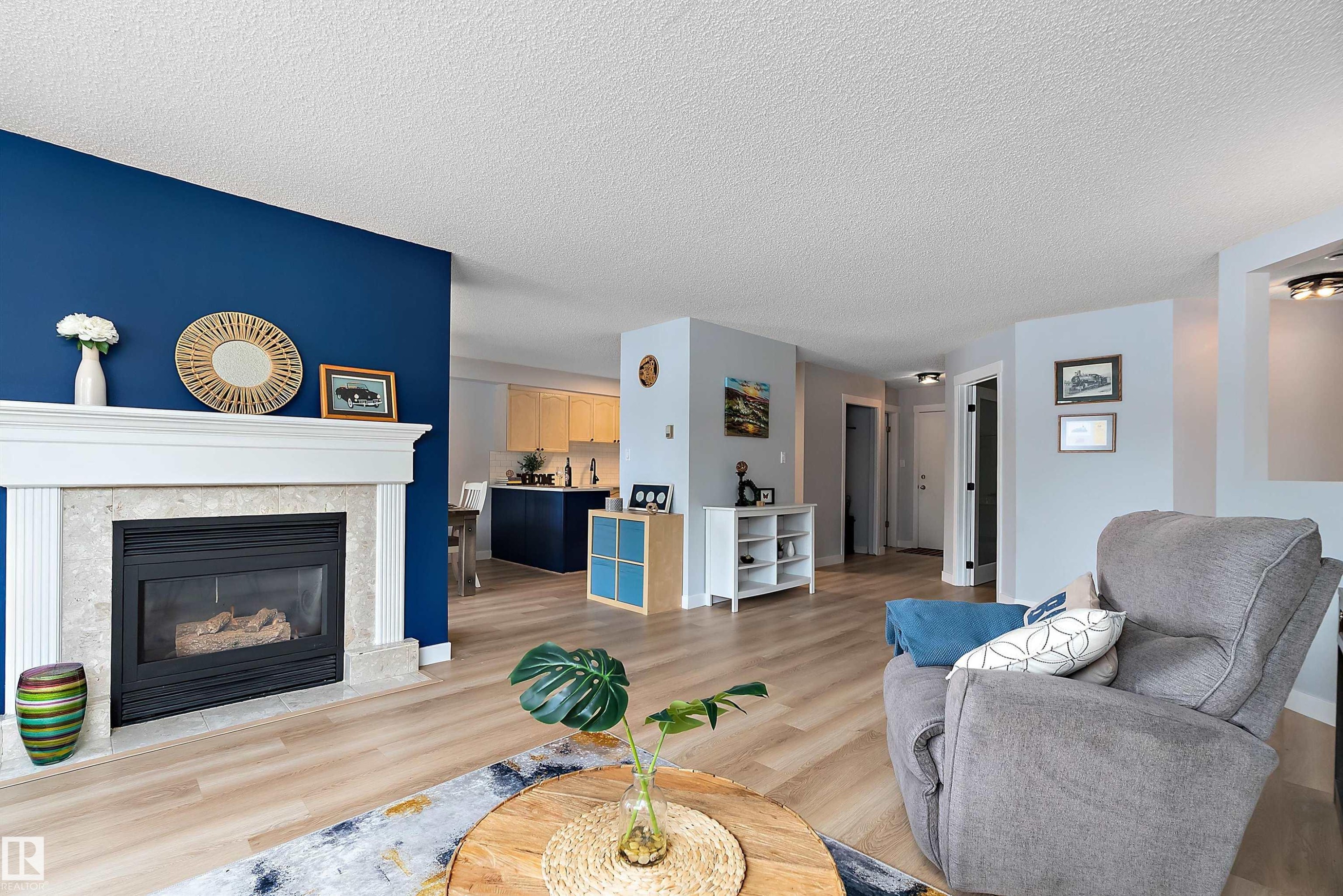 #124 15499 Castle Downs Rd Nw, Edmonton, AB - Indoor Photo Showing Living Room With Fireplace