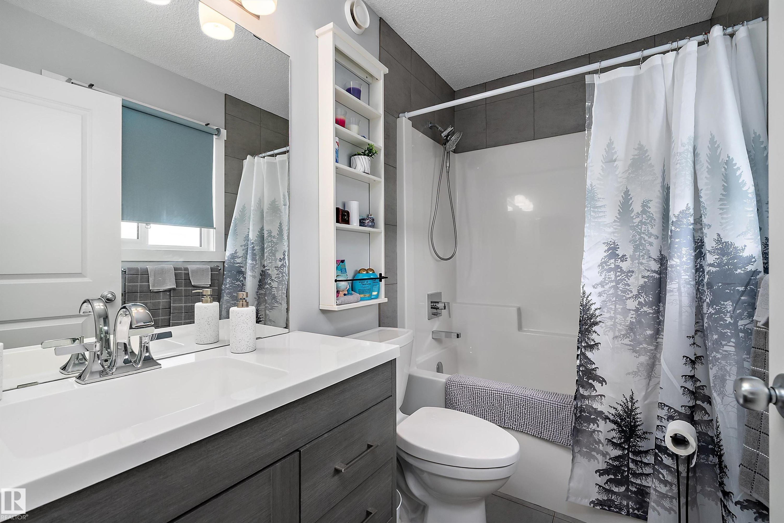 28 Rolston Close, Leduc, AB - Indoor Photo Showing Bathroom