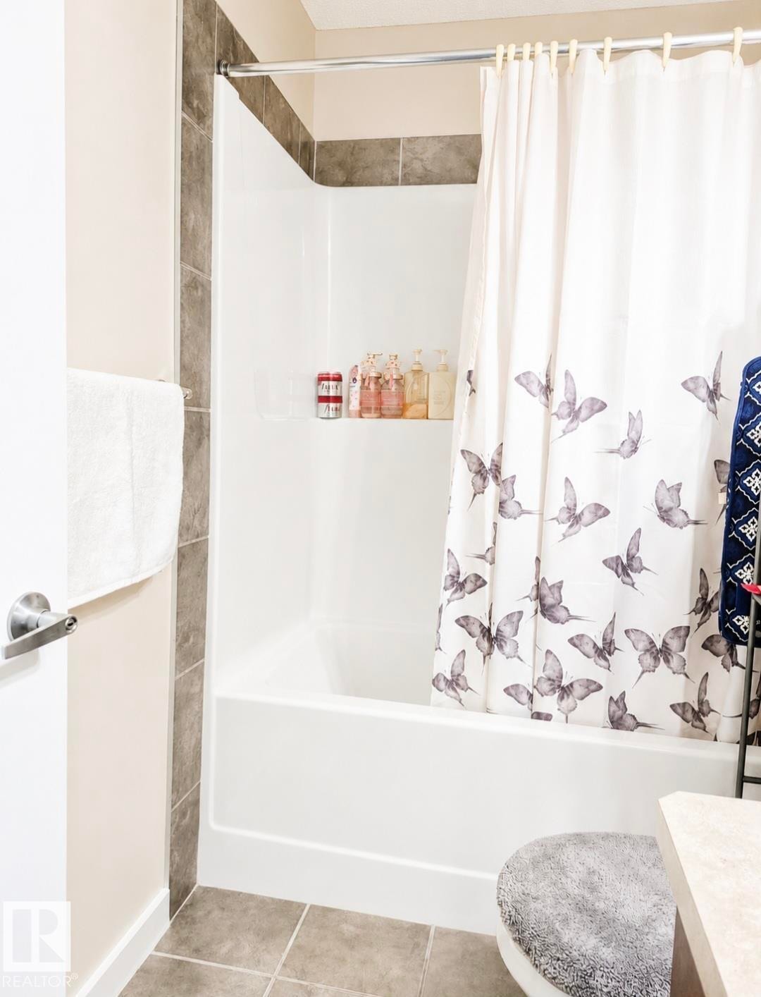 Bathtub-shower combination with tiled surround, and integrated shelf - 5135 1A Avenue Sw, Edmonton, AB