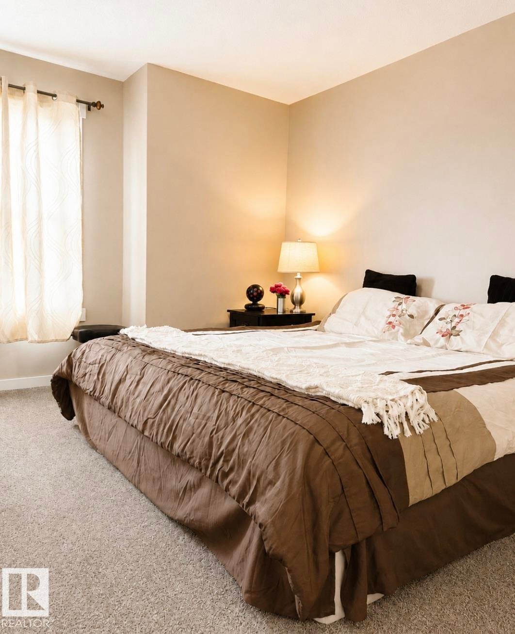 Neutral wall tones, recessed window alcove, and soft gray carpeting - 5135 1A Avenue Sw, Edmonton, AB
