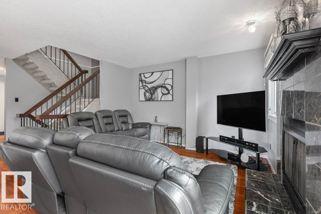6010 173 Street Nw, Edmonton, AB - Indoor Photo Showing Living Room