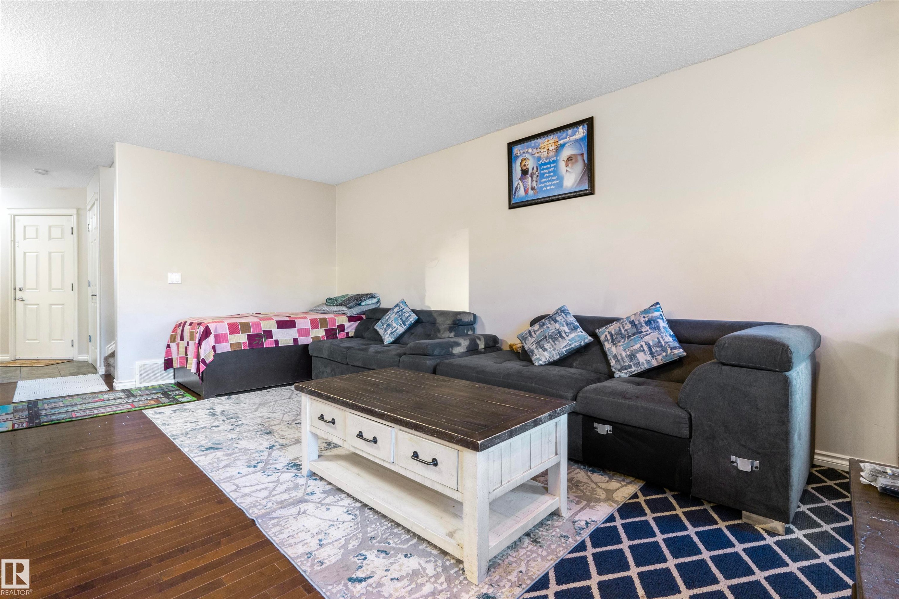2627 29 Street Nw, Edmonton, AB - Indoor Photo Showing Living Room