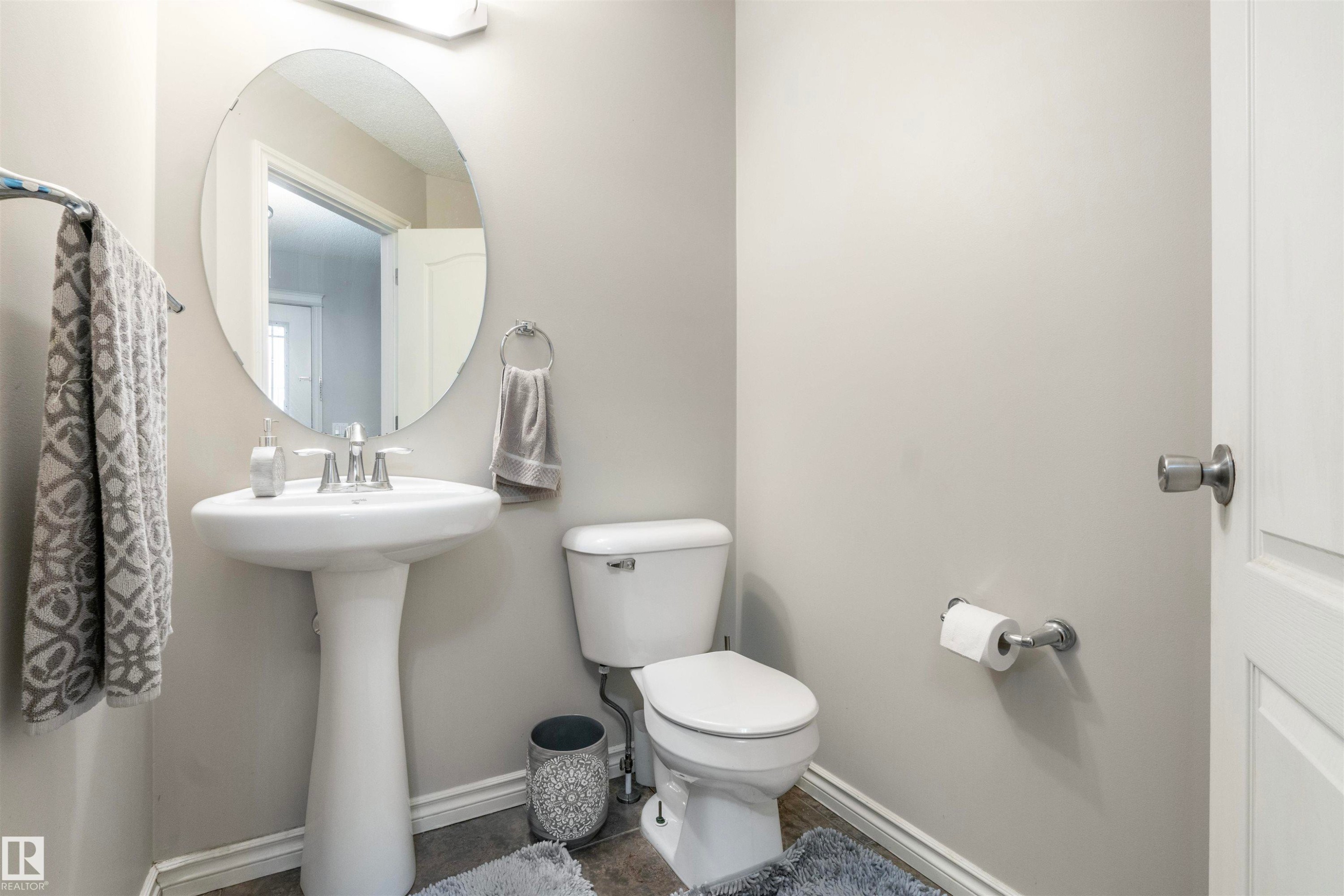 2627 29 Street Nw, Edmonton, AB - Indoor Photo Showing Bathroom