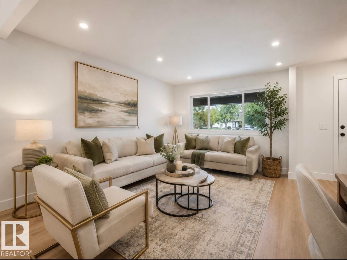 #10 13833 30 St Nw, Edmonton, AB - Indoor Photo Showing Living Room