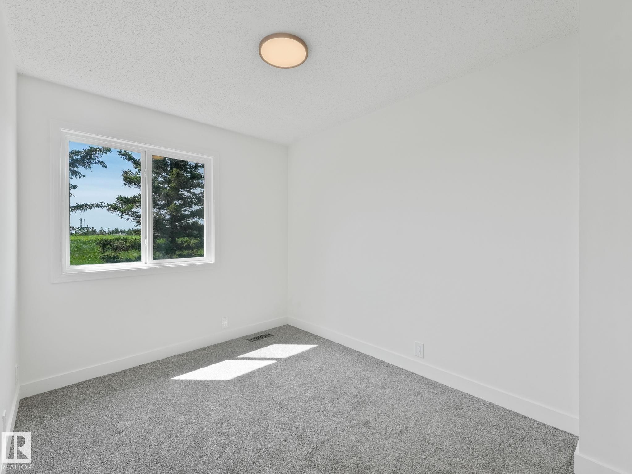 #10 13833 30 St Nw, Edmonton, AB - Indoor Photo Showing Other Room