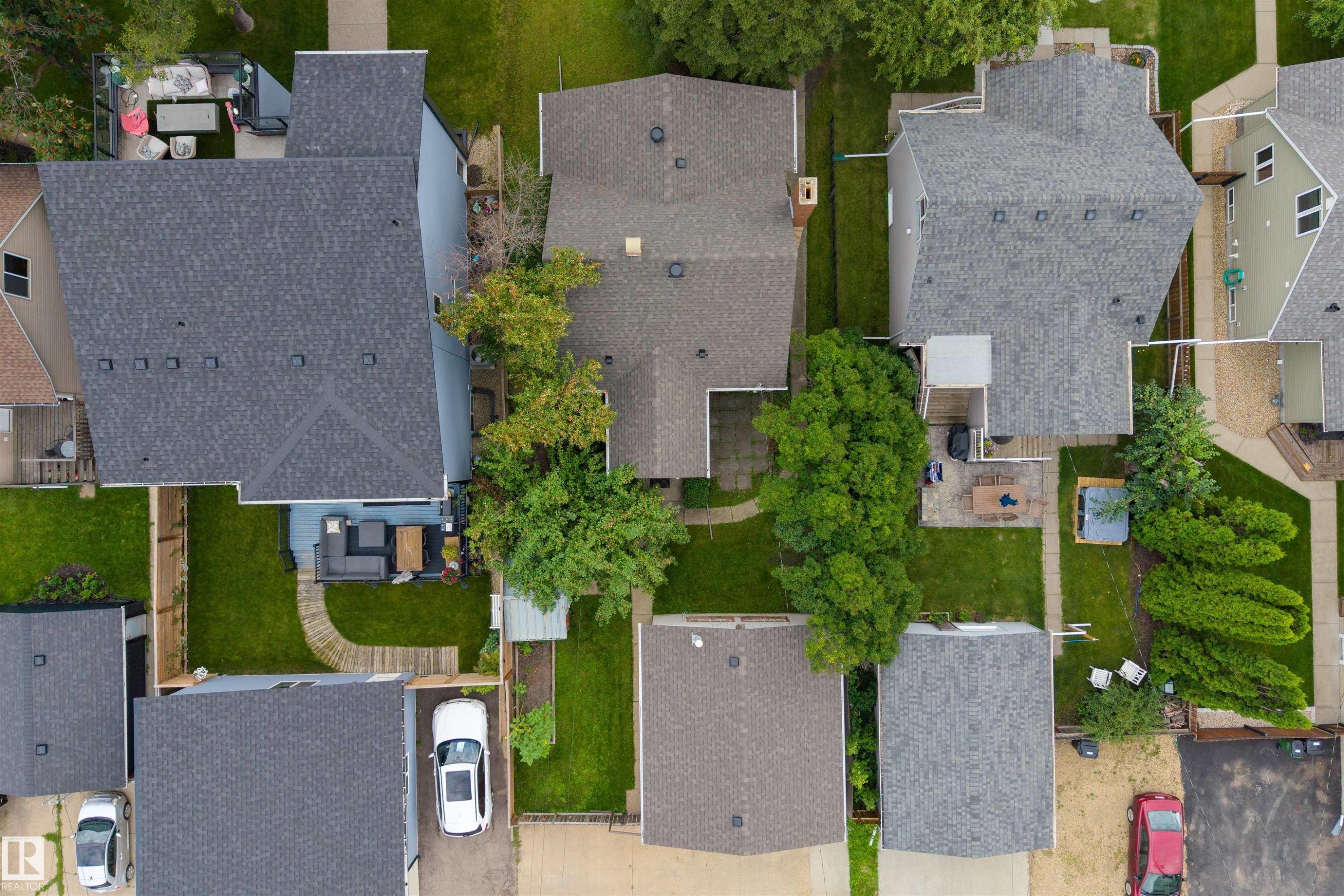 Residential property featuring a shingle roof and a spacious backyard with a deck - 9026 92 Street Nw, Edmonton, AB - Outdoor