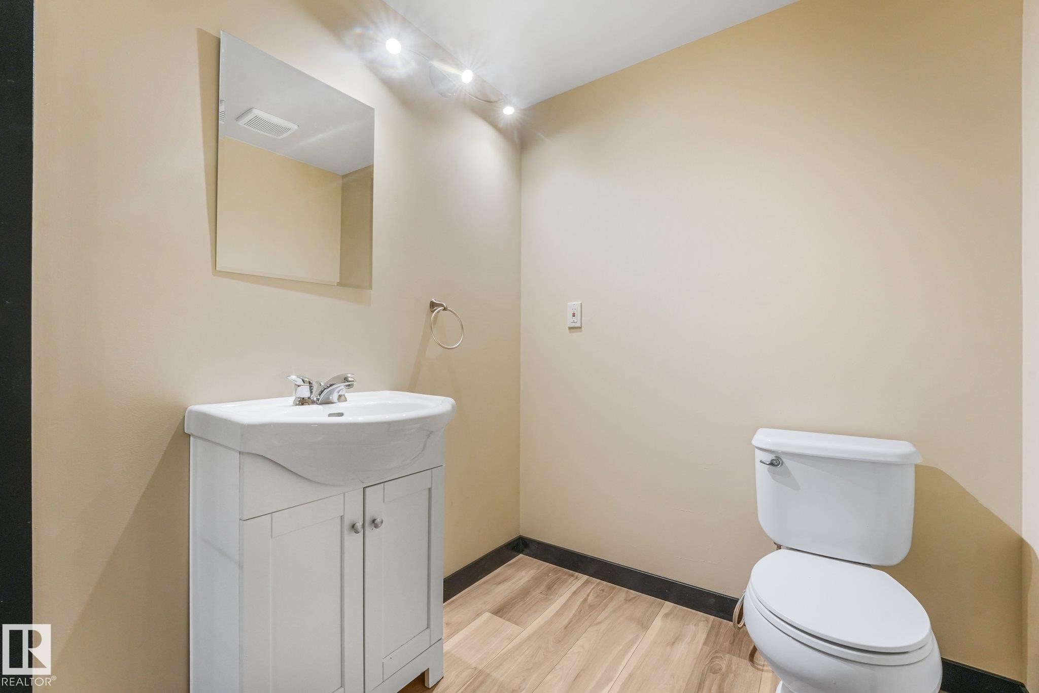 16523 89 Street Nw, Edmonton, AB - Indoor Photo Showing Bathroom