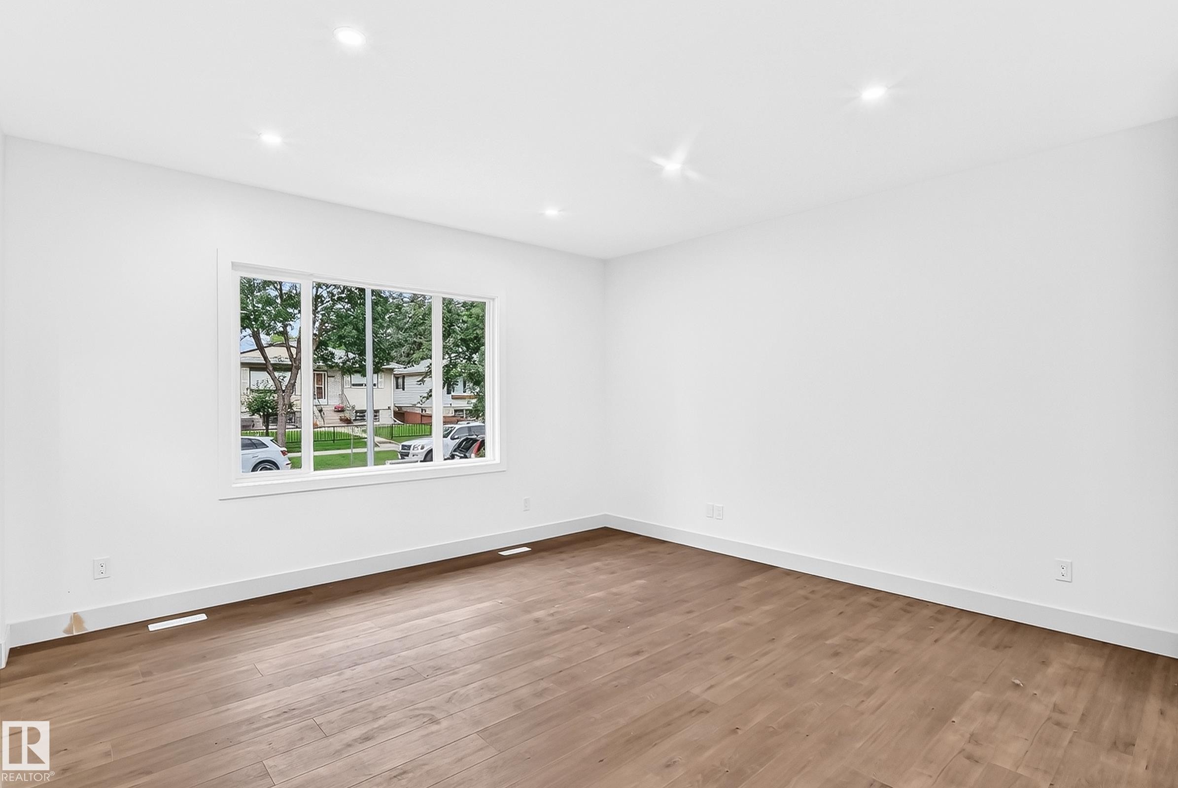 12411 86 Street Nw, Edmonton, AB - Indoor Photo Showing Other Room