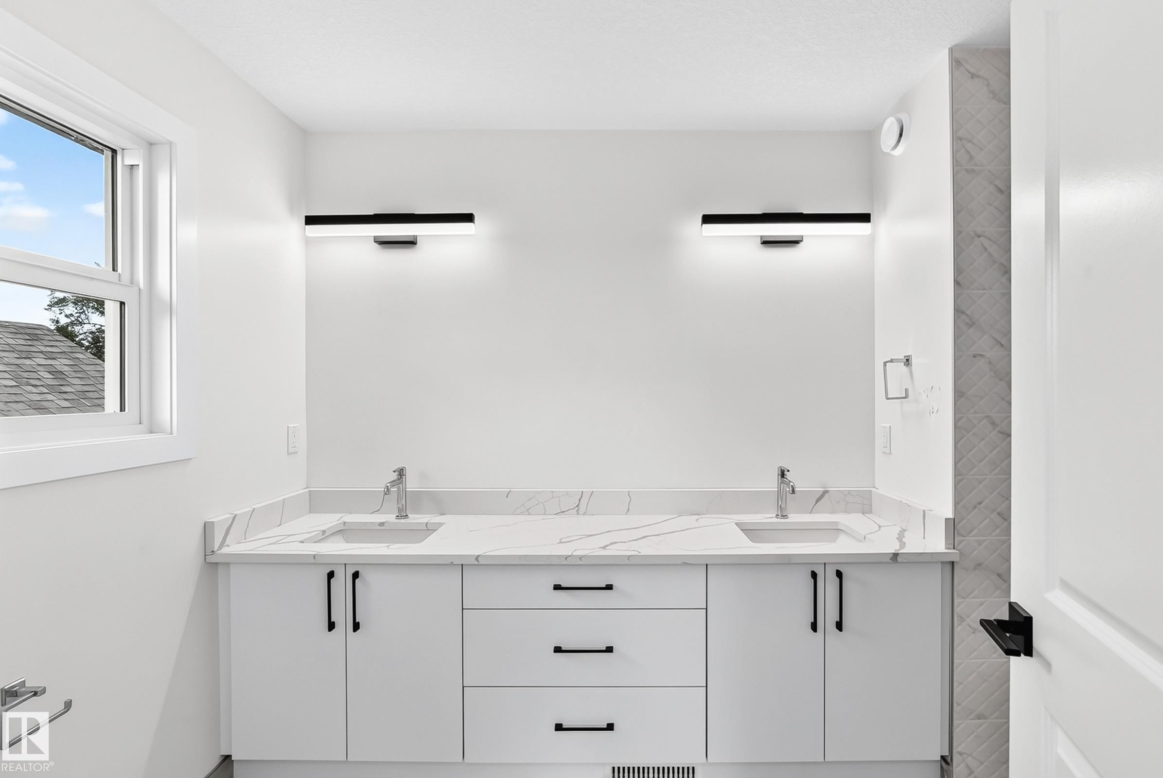 12411 86 Street Nw, Edmonton, AB - Indoor Photo Showing Bathroom