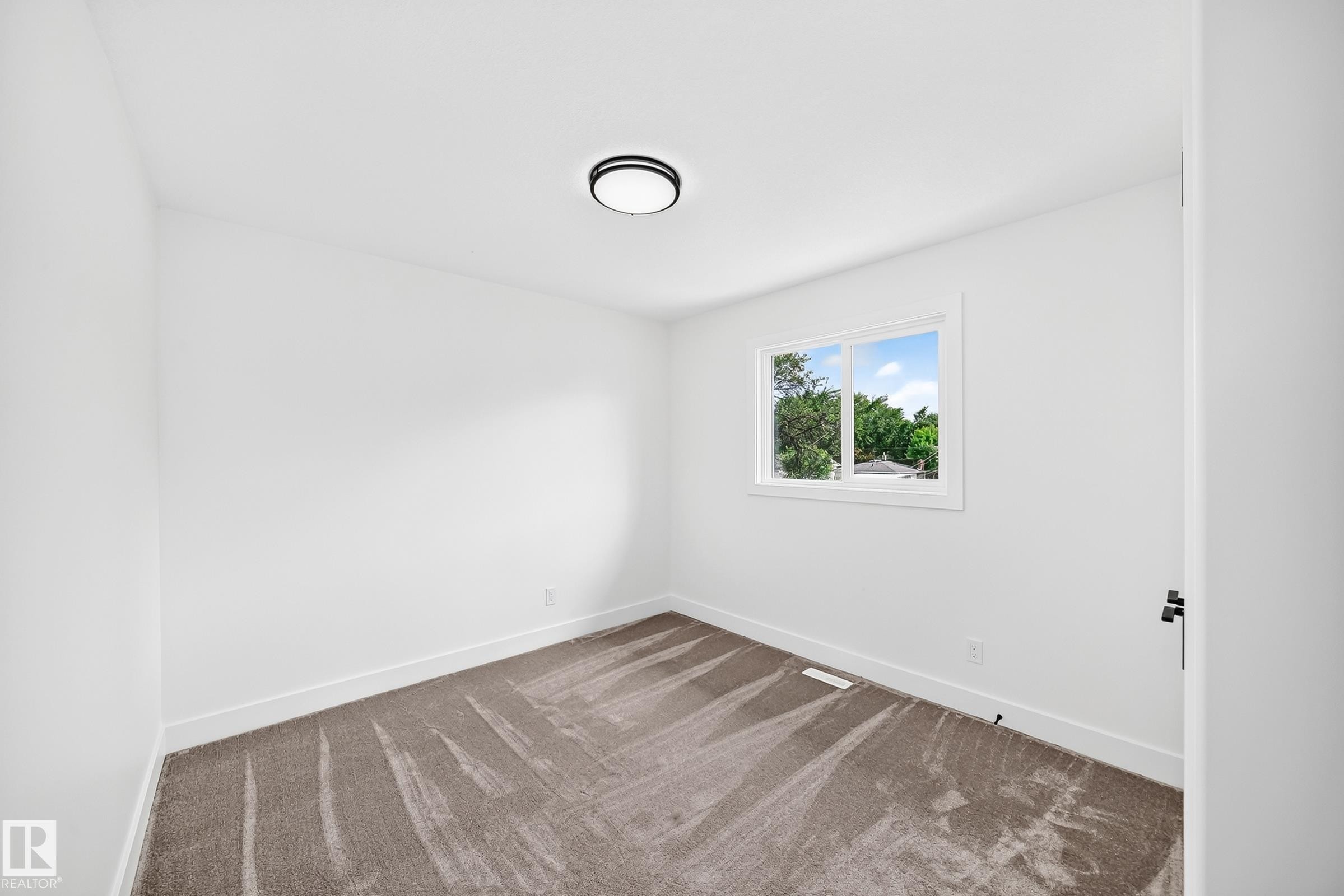 12411 86 Street Nw, Edmonton, AB - Indoor Photo Showing Other Room