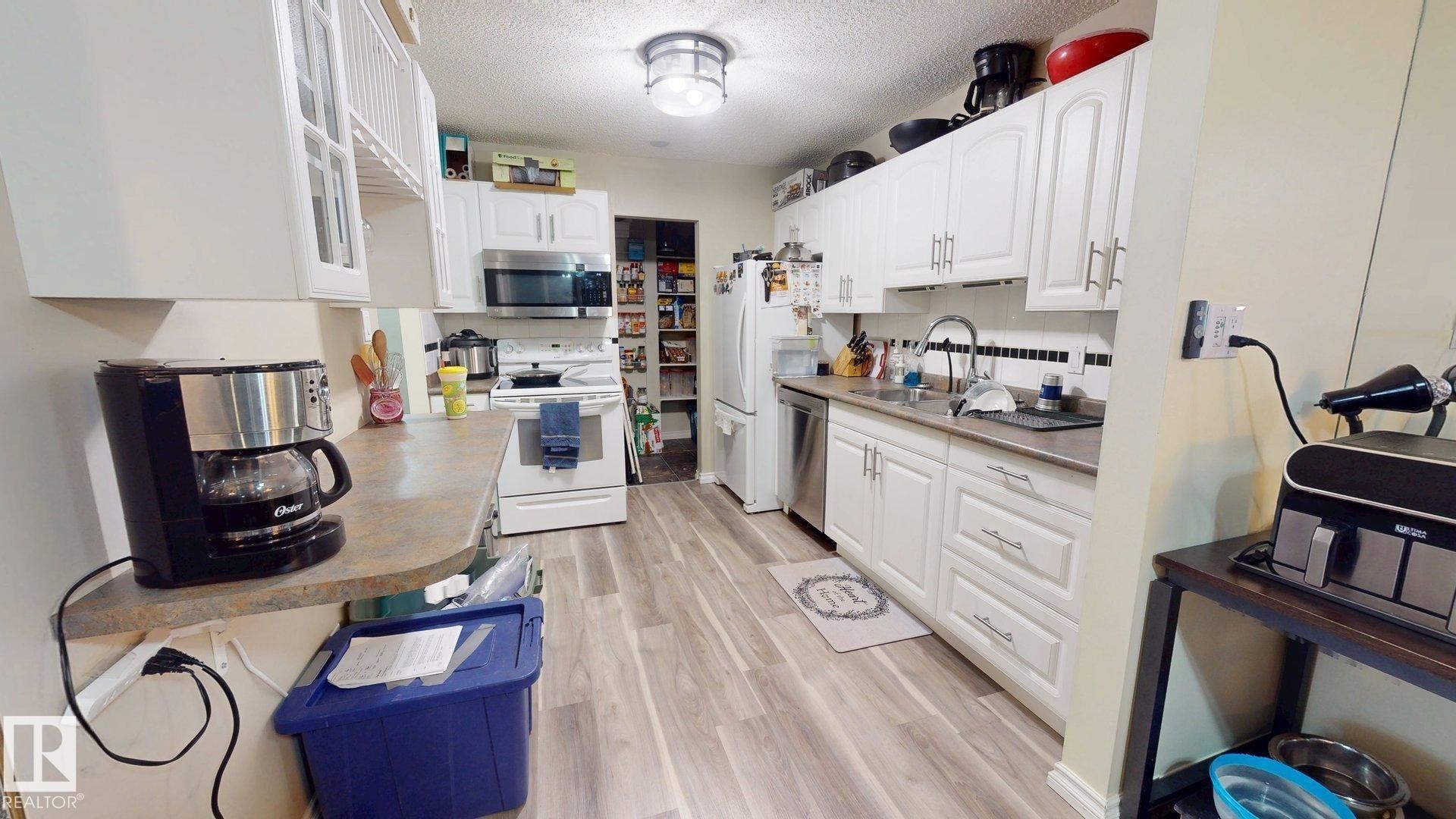 1102 Saddleback Road Nw, Edmonton, AB - Indoor Photo Showing Kitchen