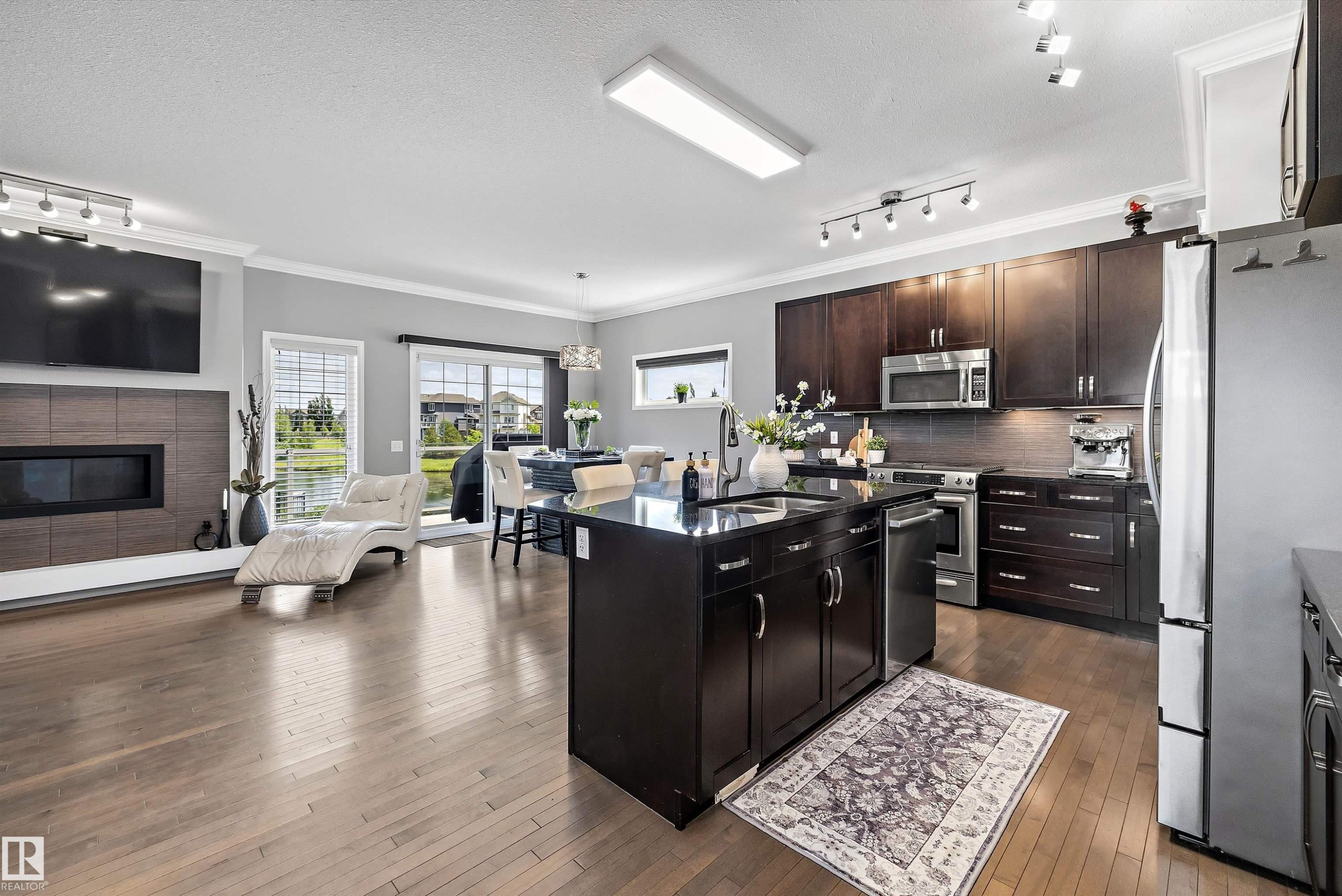 3332 Cutler Crescent Sw, Edmonton, AB - Indoor Photo Showing Kitchen With Upgraded Kitchen
