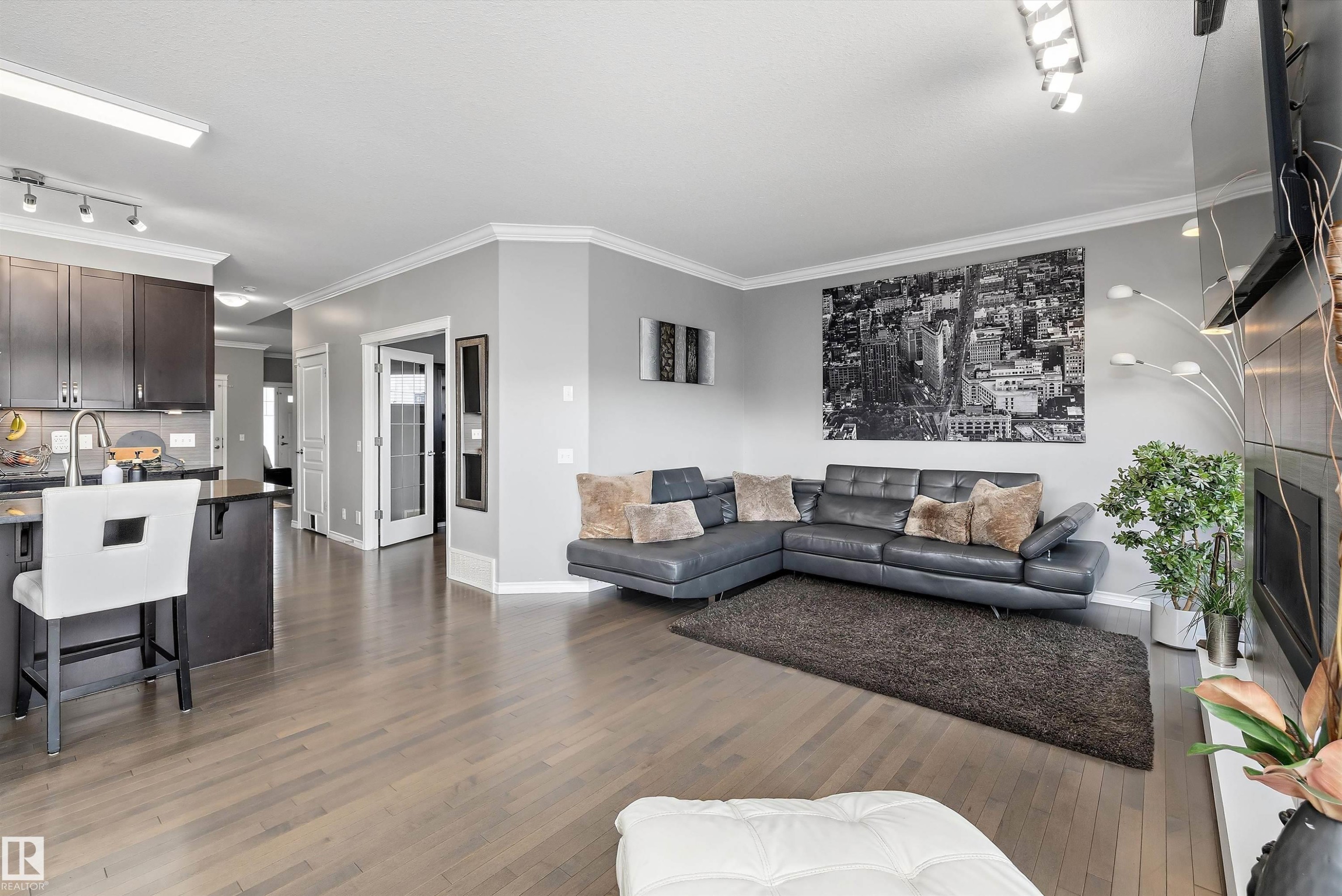 3332 Cutler Crescent Sw, Edmonton, AB - Indoor Photo Showing Living Room