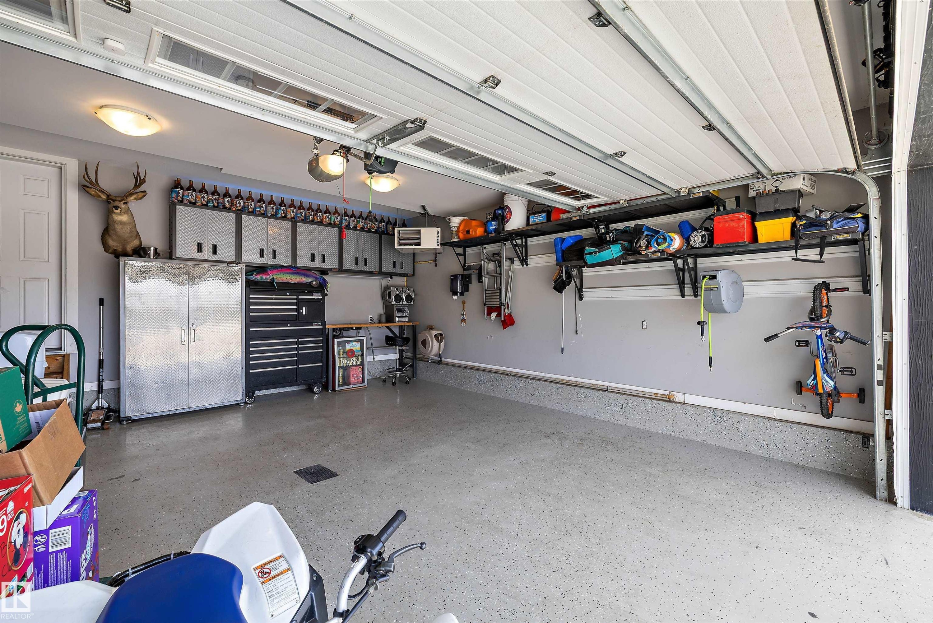 3332 Cutler Crescent Sw, Edmonton, AB - Indoor Photo Showing Garage