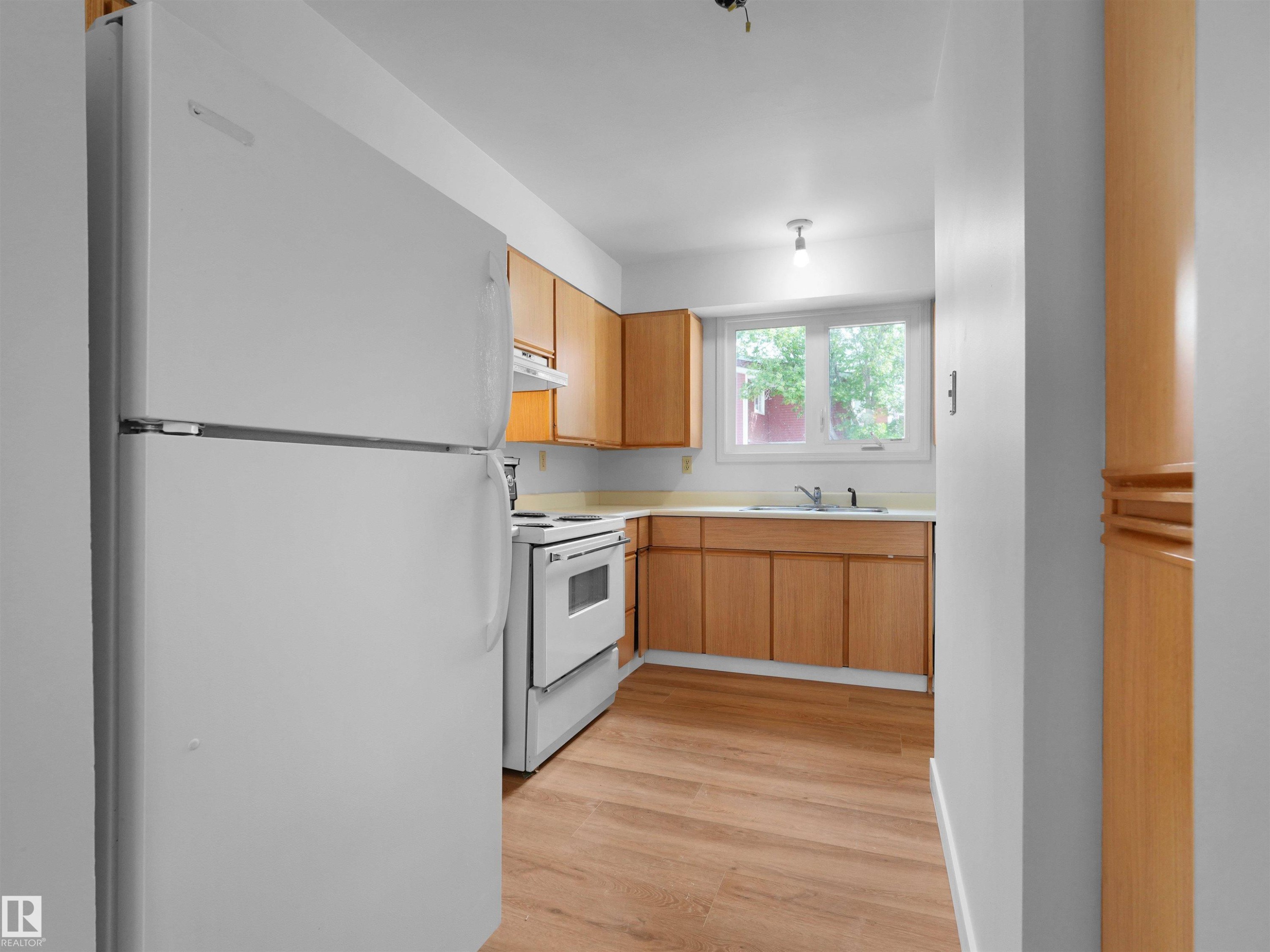 #50 1904 48 St Nw, Edmonton, AB - Indoor Photo Showing Kitchen