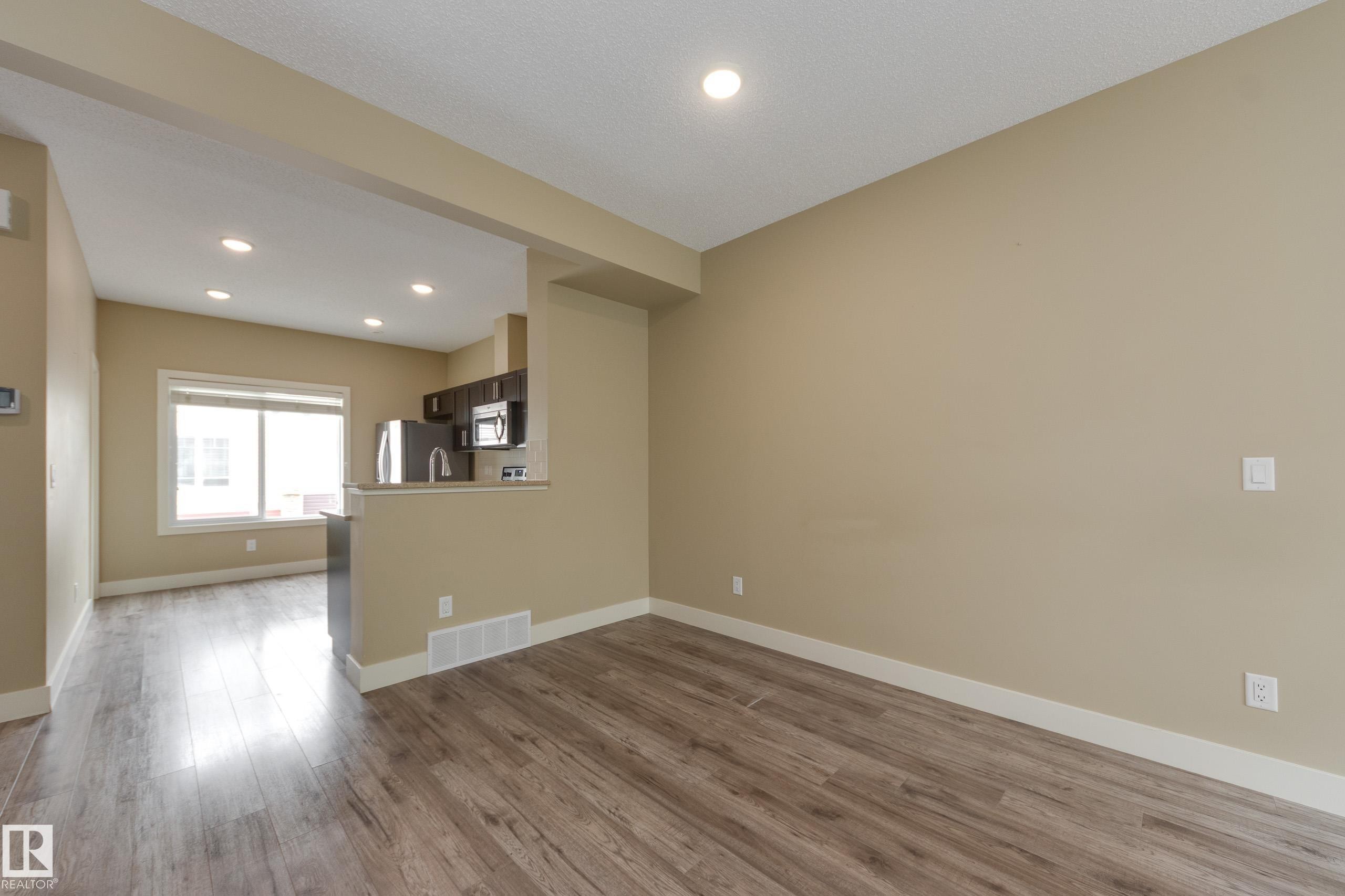 #39 804 Welsh Dr Sw, Edmonton, AB - Indoor Photo Showing Other Room