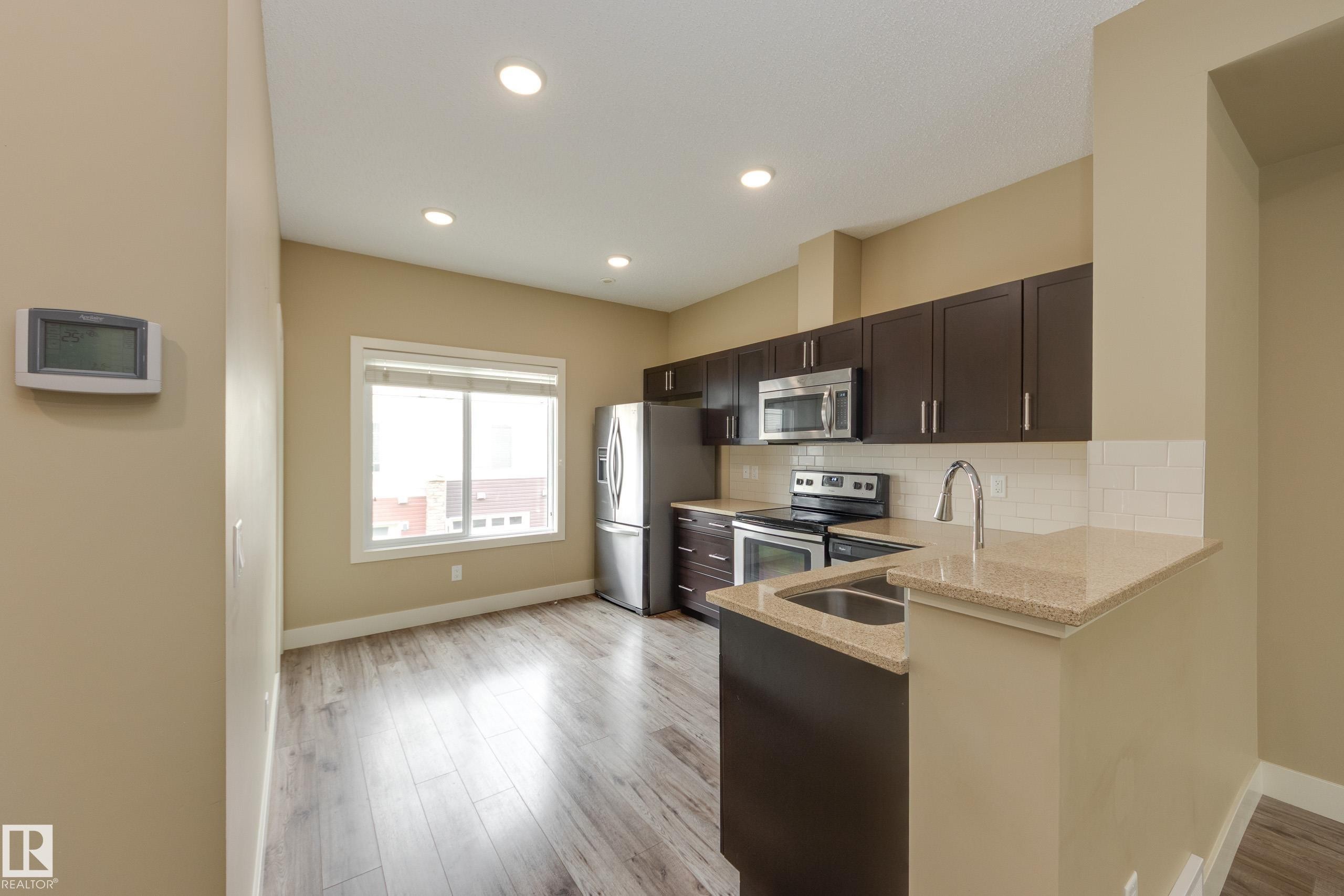 #39 804 Welsh Dr Sw, Edmonton, AB - Indoor Photo Showing Kitchen With Double Sink
