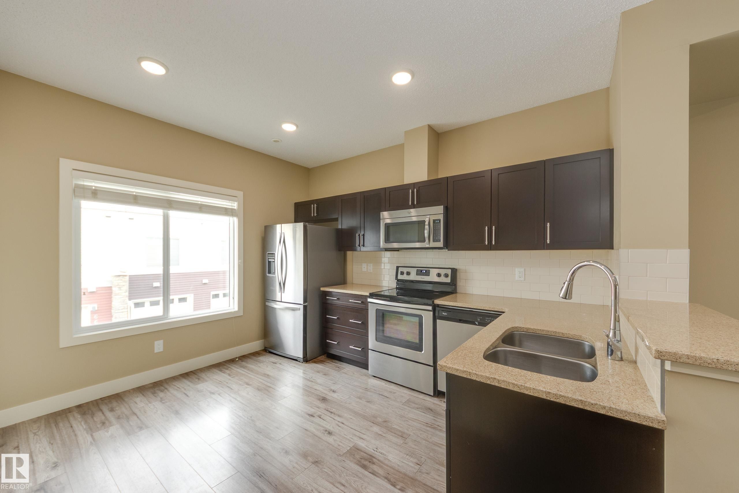 #39 804 Welsh Dr Sw, Edmonton, AB - Indoor Photo Showing Kitchen With Double Sink