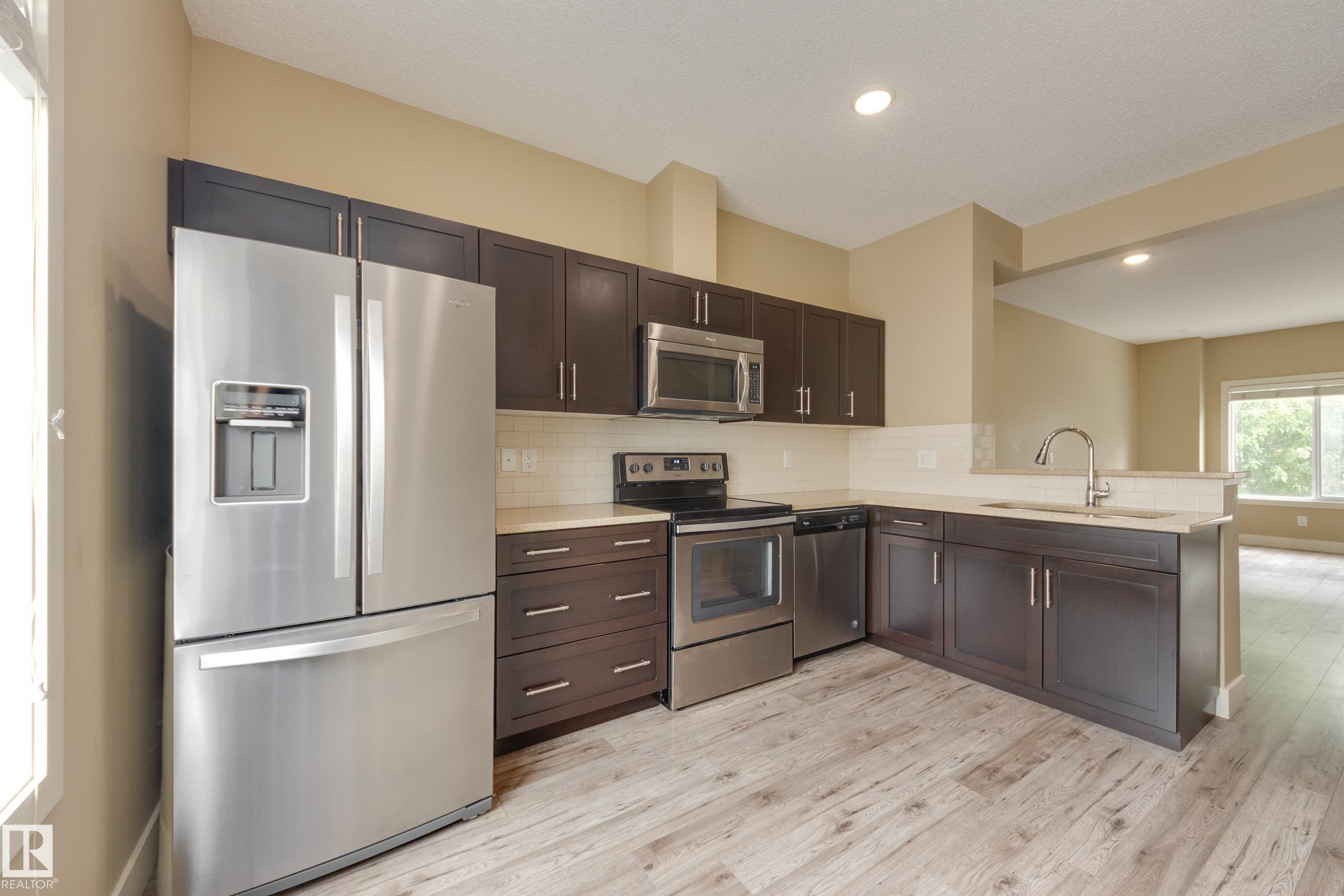 #39 804 Welsh Dr Sw, Edmonton, AB - Indoor Photo Showing Kitchen