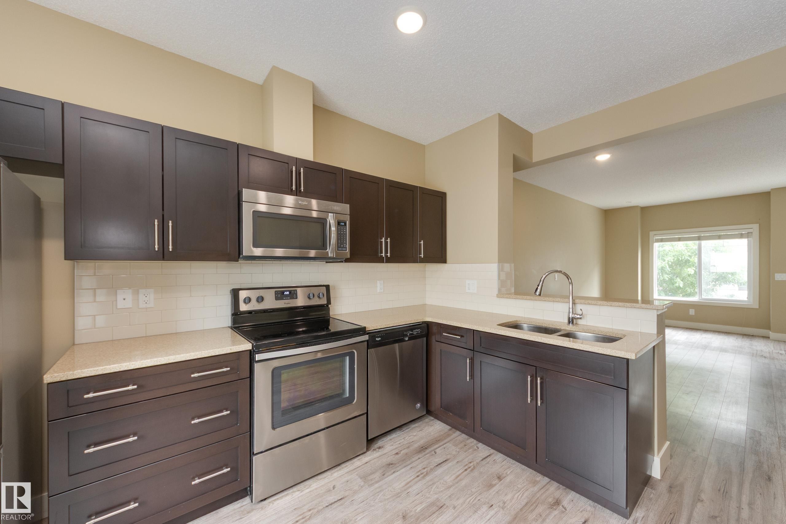 #39 804 Welsh Dr Sw, Edmonton, AB - Indoor Photo Showing Kitchen With Double Sink