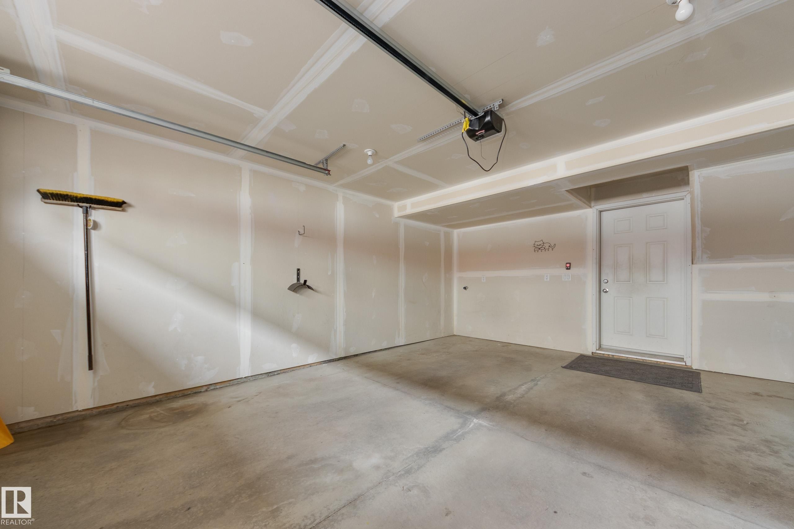 #39 804 Welsh Dr Sw, Edmonton, AB - Indoor Photo Showing Garage