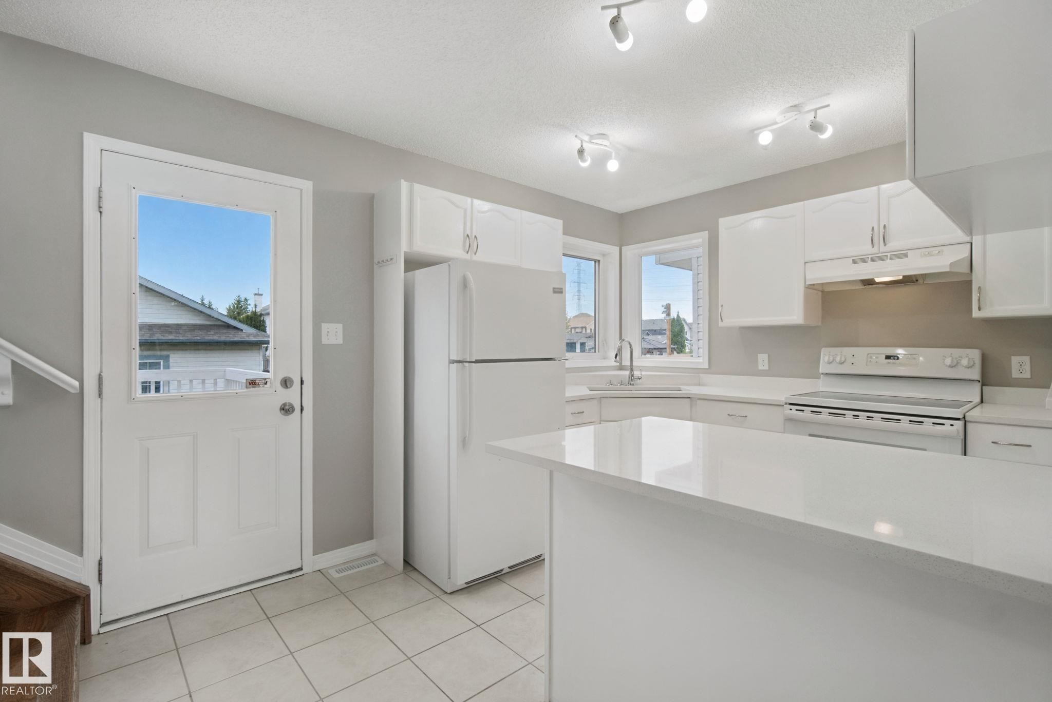 3104 32 Avenue Nw, Edmonton, AB - Indoor Photo Showing Kitchen