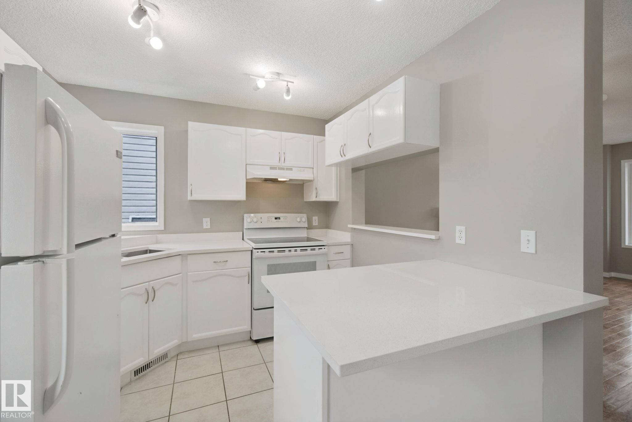 3104 32 Avenue Nw, Edmonton, AB - Indoor Photo Showing Kitchen