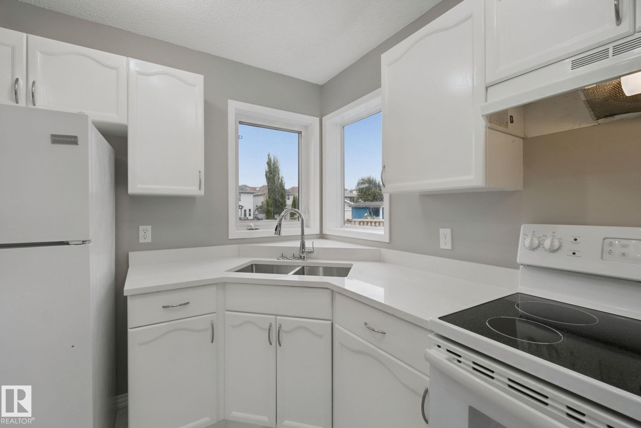3104 32 Avenue Nw, Edmonton, AB - Indoor Photo Showing Kitchen With Double Sink