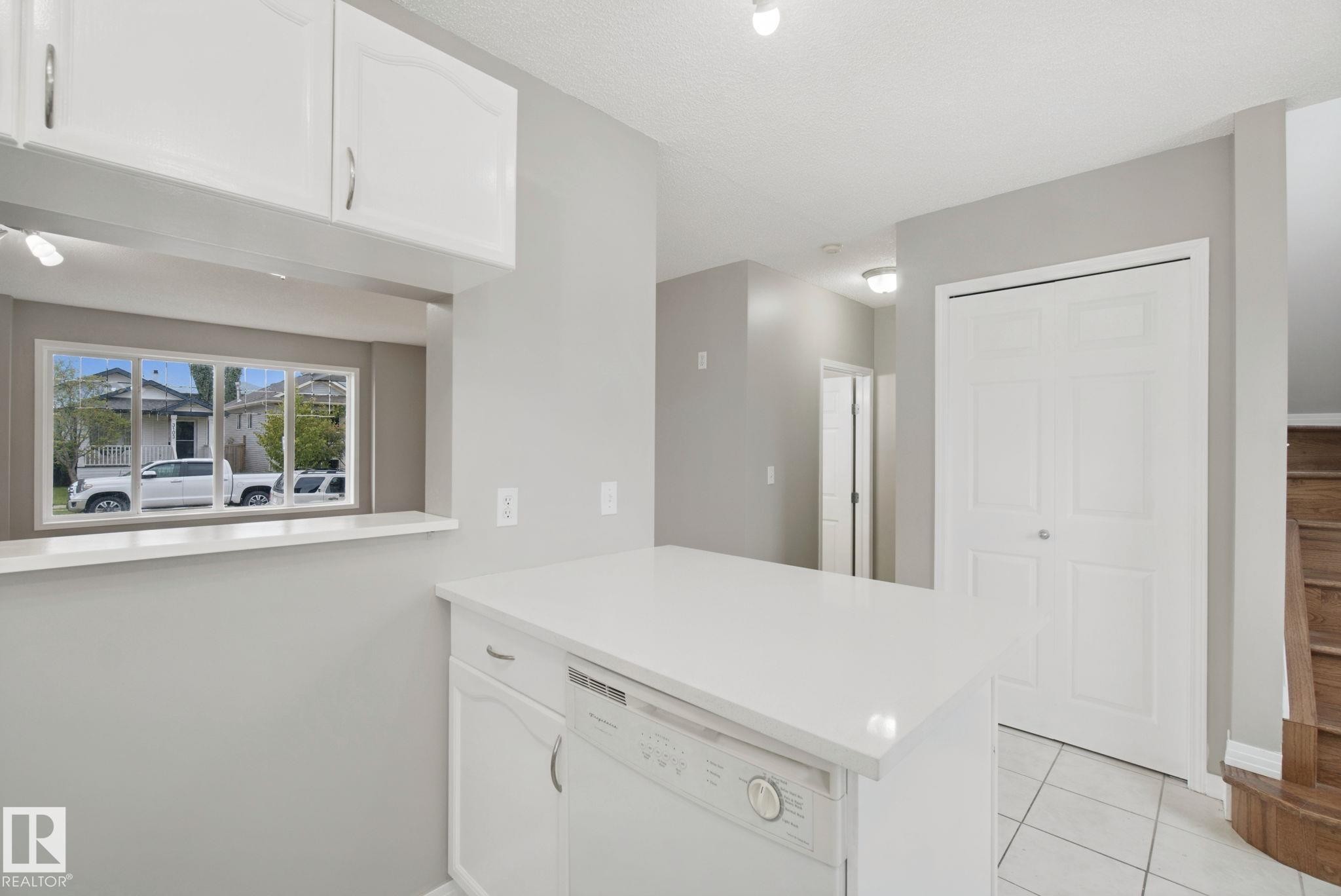 3104 32 Avenue Nw, Edmonton, AB - Indoor