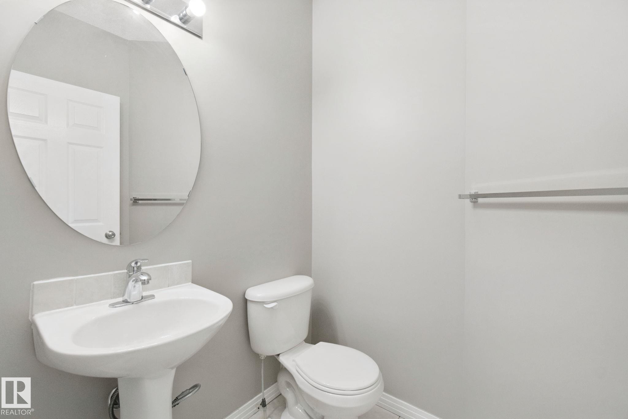 3104 32 Avenue Nw, Edmonton, AB - Indoor Photo Showing Bathroom