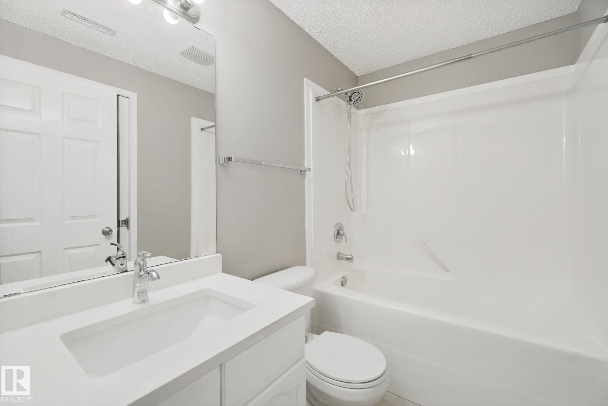 3104 32 Avenue Nw, Edmonton, AB - Indoor Photo Showing Bathroom
