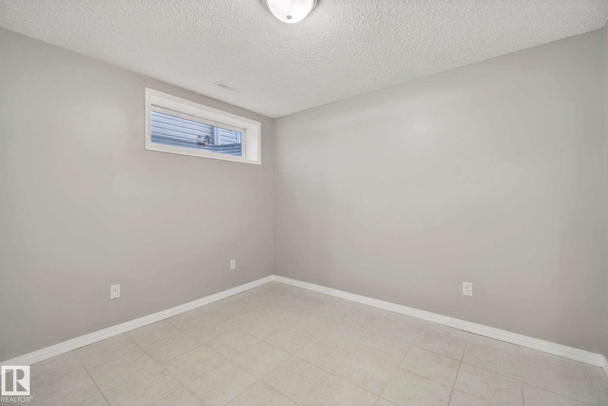 3104 32 Avenue Nw, Edmonton, AB - Indoor Photo Showing Other Room
