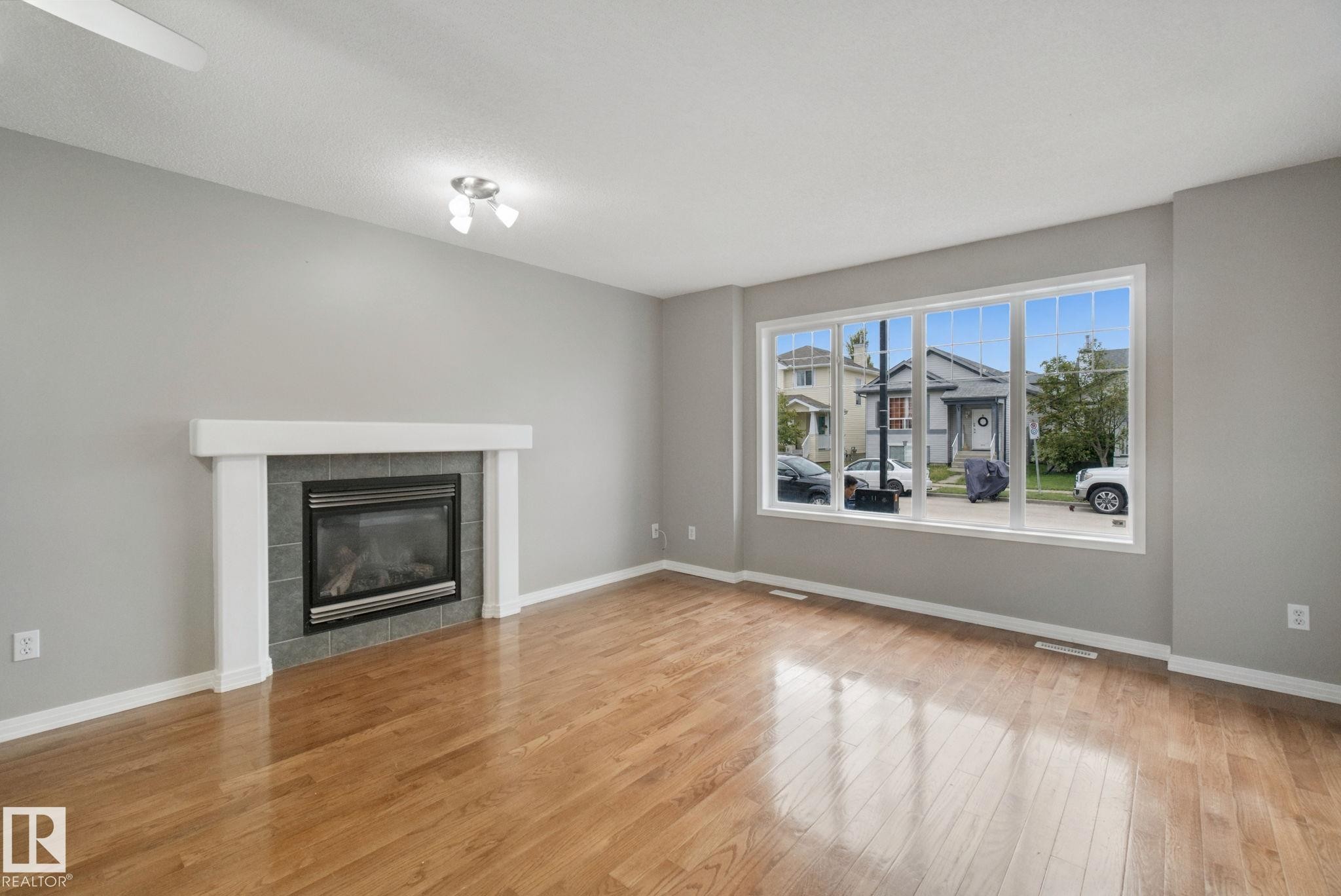 3104 32 Avenue Nw, Edmonton, AB - Indoor Photo Showing Living Room With Fireplace