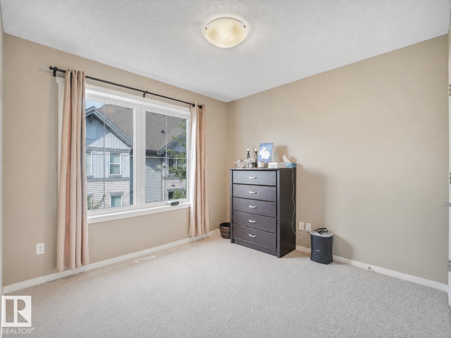 #55 603 Watt Bv Sw, Edmonton, AB - Indoor Photo Showing Bedroom