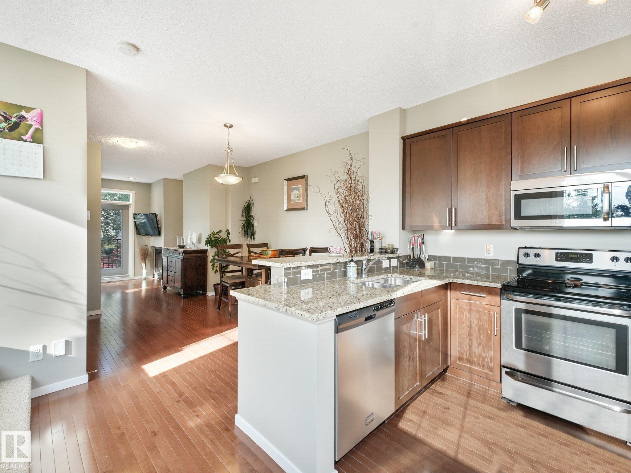 #55 603 Watt Bv Sw, Edmonton, AB - Indoor Photo Showing Kitchen