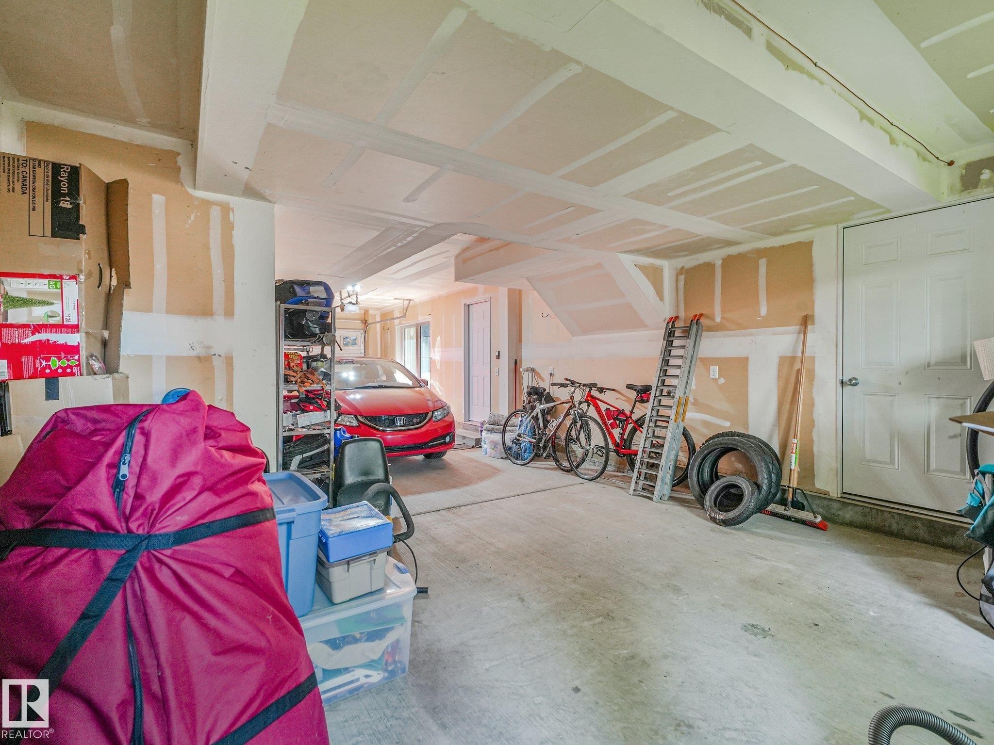 #55 603 Watt Bv Sw, Edmonton, AB - Indoor Photo Showing Garage